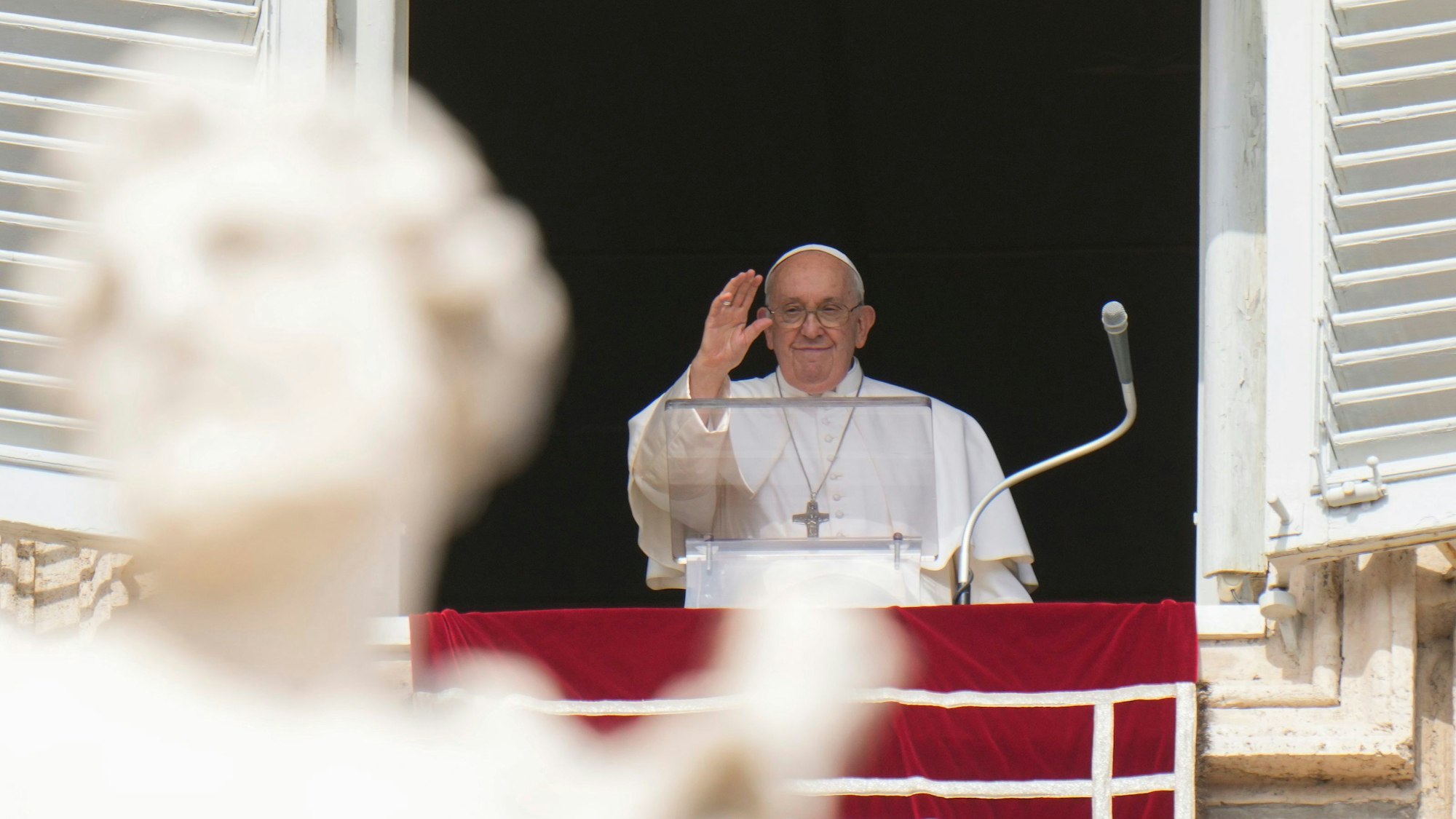 15.10.2023, Vatikan, Vatikanstadt: Papst Franziskus winkt während des Angelus-Mittagsgebets aus dem Fenster seines Studios. Foto: Alessandra Tarantino/AP/dpa +++ dpa-Bildfunk +++