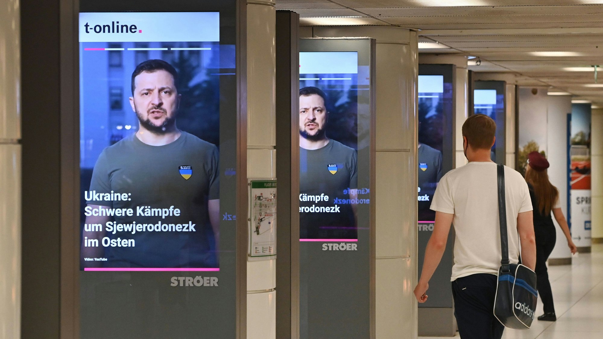 Wolodymyr Selenskyj auf der T-Online Seite Traffic City Light Poster der Firma STROEER am Hauptbahnhof in Muenchen am 15.06.2022