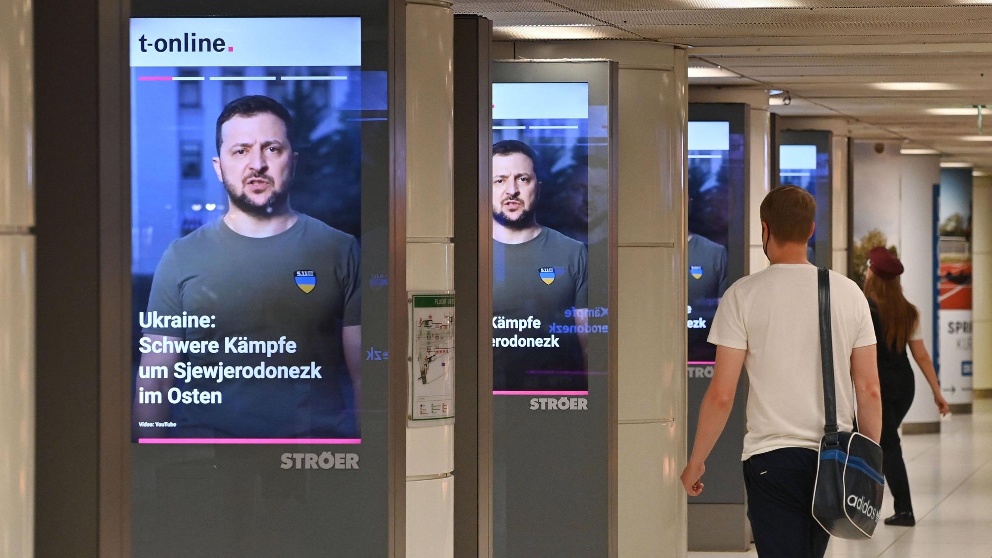 Wolodymyr Selenskyj auf der T-Online Seite Traffic City Light Poster der Firma STROEER am Hauptbahnhof in Muenchen am 15.06.2022 Aussenwerbung. Stroeer ist ein fuehrender deutscher Aussenwerber und bietet werbungtreibenden Kunden individualisierte, voll integrierte Komplettloesungen entlang der gesamten Marketing- und Vertriebswertschoepfungskette an. *** Wolodymyr Selenskyj on T Online Traffic City Light Poster of STROEER at the main station in Munich on 15 06 2022 Outdoor advertising Stroeer is a leading German outdoor advertiser and offers advertising clients individualized, fully integrated solutions along the entire marketing and sales value chain.