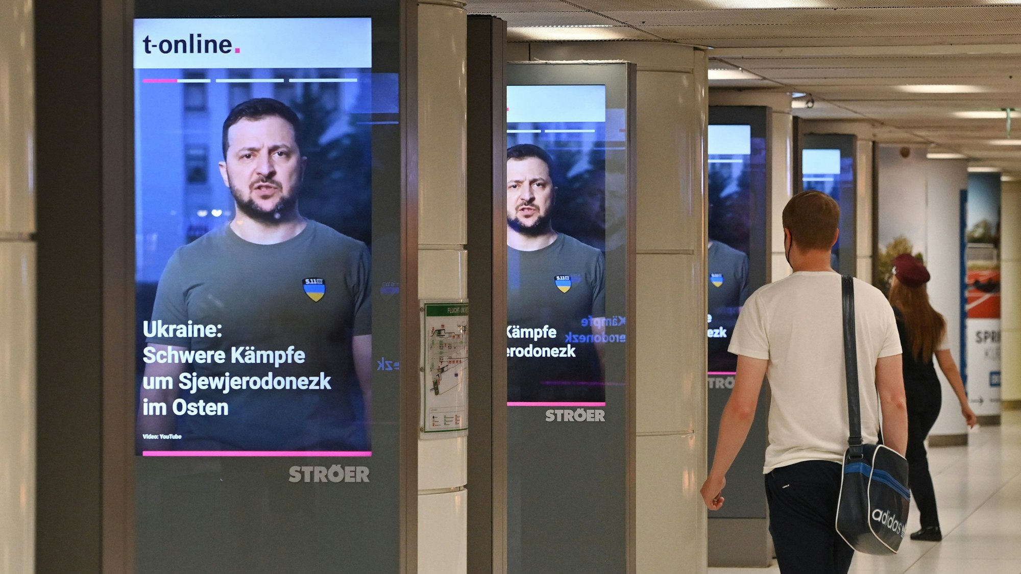 Wolodymyr Selenskyj auf der T-Online Seite Traffic City Light Poster der Firma STROEER am Hauptbahnhof in Muenchen am 15.06.2022 Aussenwerbung. Stroeer ist ein fuehrender deutscher Aussenwerber und bietet werbungtreibenden Kunden individualisierte, voll integrierte Komplettloesungen entlang der gesamten Marketing- und Vertriebswertschoepfungskette an. *** Wolodymyr Selenskyj on T Online Traffic City Light Poster of STROEER at the main station in Munich on 15 06 2022 Outdoor advertising Stroeer is a leading German outdoor advertiser and offers advertising clients individualized, fully integrated solutions along the entire marketing and sales value chain.