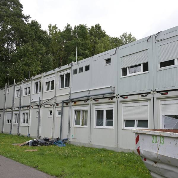 Umgeben von Grün, stehen Wohncontainer aufgereiht am Rande von Lückerath.