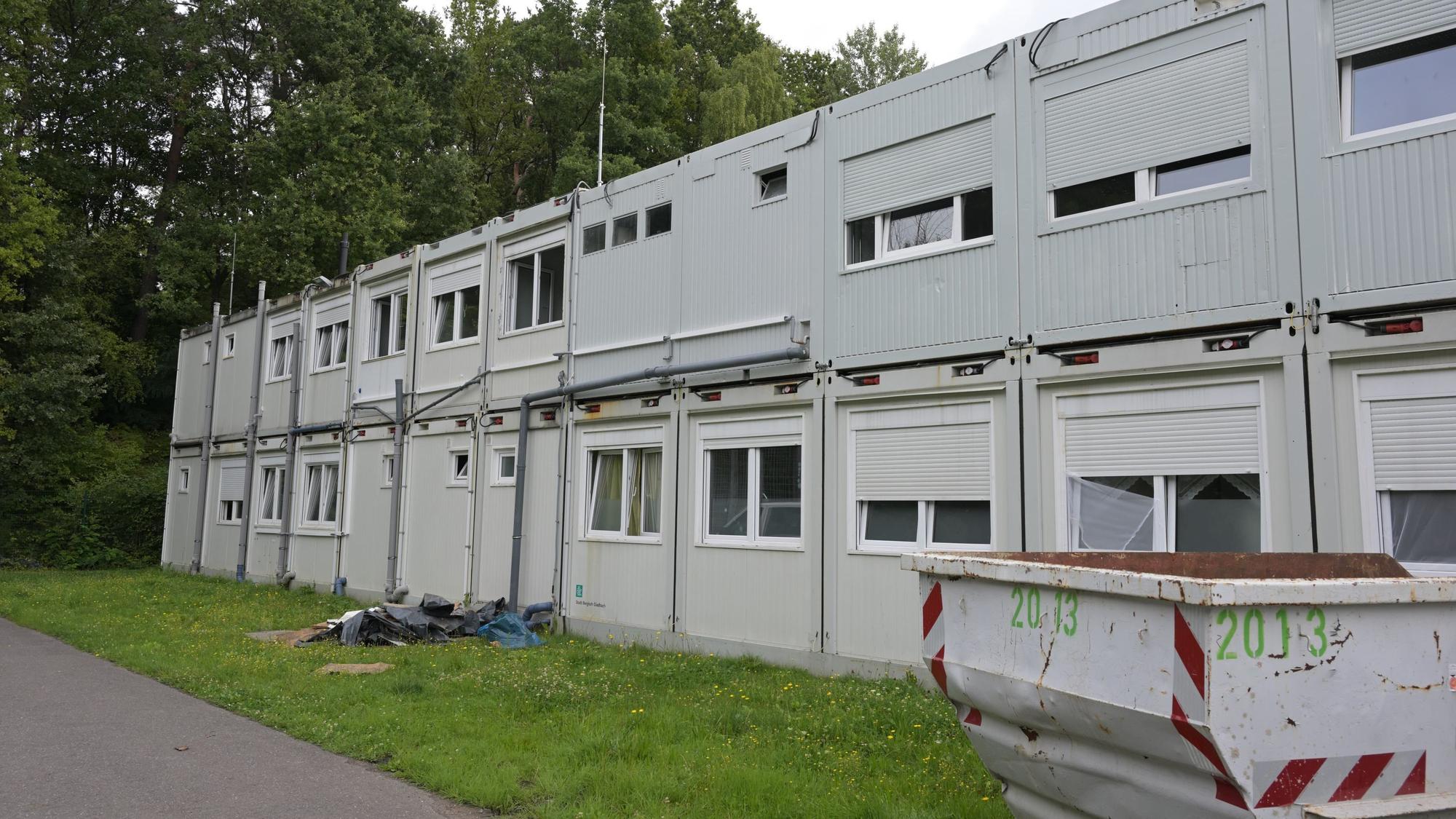 Umgeben von Grün, stehen Wohncontainer aufgereiht am Rande von Lückerath.