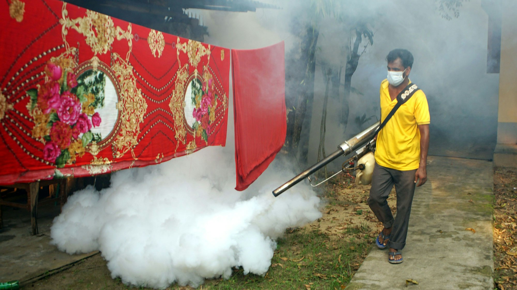 Aufgrund der Zunahme von Dengue-Fällen werden in den Straßen Pestizide versprüht, um Moskitos abzutöten und so die Ausbreitung des Dengue-Fiebers zu verhindern.
Im Land Bangladesch werden Stoffe versprüht, um Mücken und Mückenlarven zu töten. So können die Tiere weniger häufig Krankheiten übertragen.