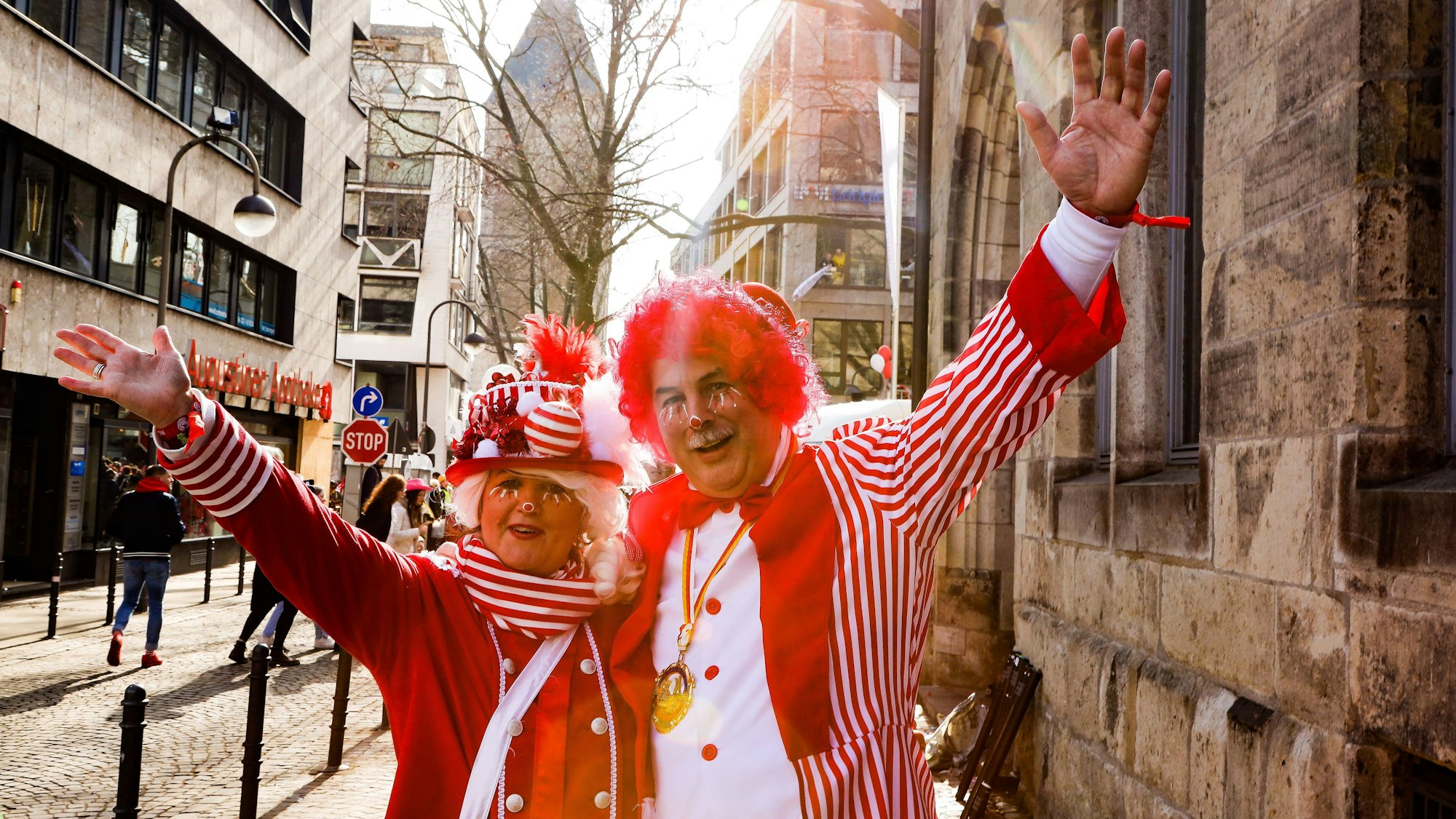 Ein Paar in Kostüm jubelt in die Kamera.