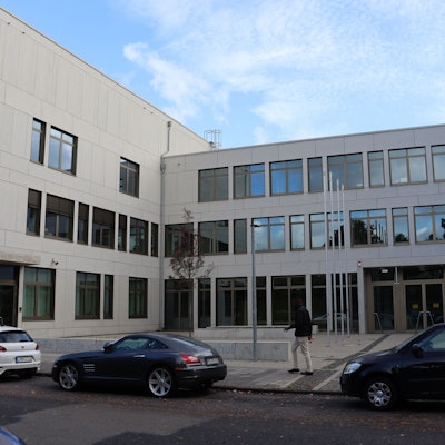 Der Neubau an der Jan-Wellem-Straße wird von beiden Schulen gemeinsam genutzt. Foto: Uwe Schäfer