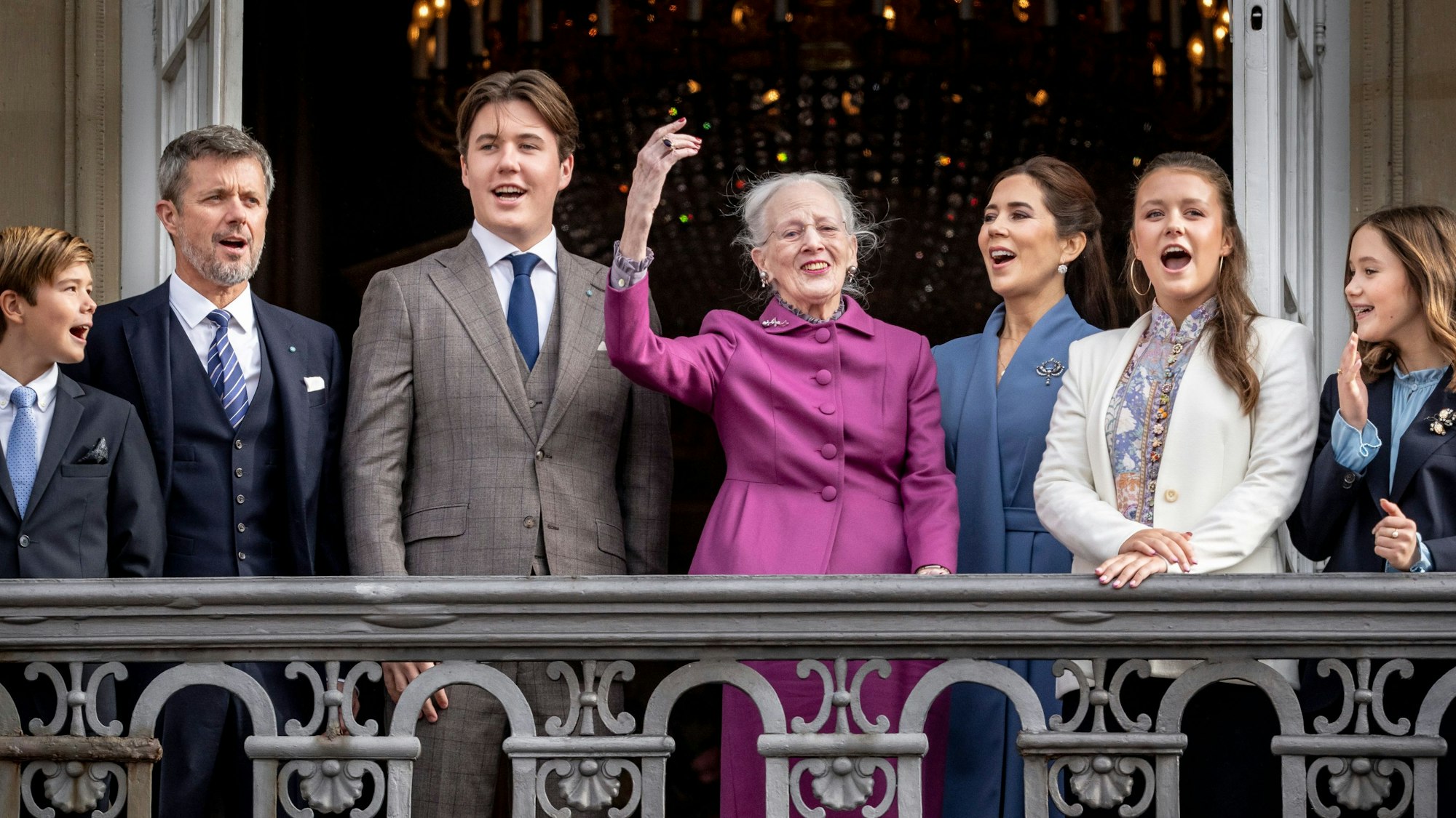 Von links nach rechts: Prinz Vincent, Kronprinz Frederik, Prinz Christian, Königin Margrethe von Dänemark, Kronprinzessin Mary, Prinzessin Isabella und Prinzessin Josephine bei Christians 18. Geburtstag im Schloss Frederik VIII. in Amalienborg, Kopenhagen.