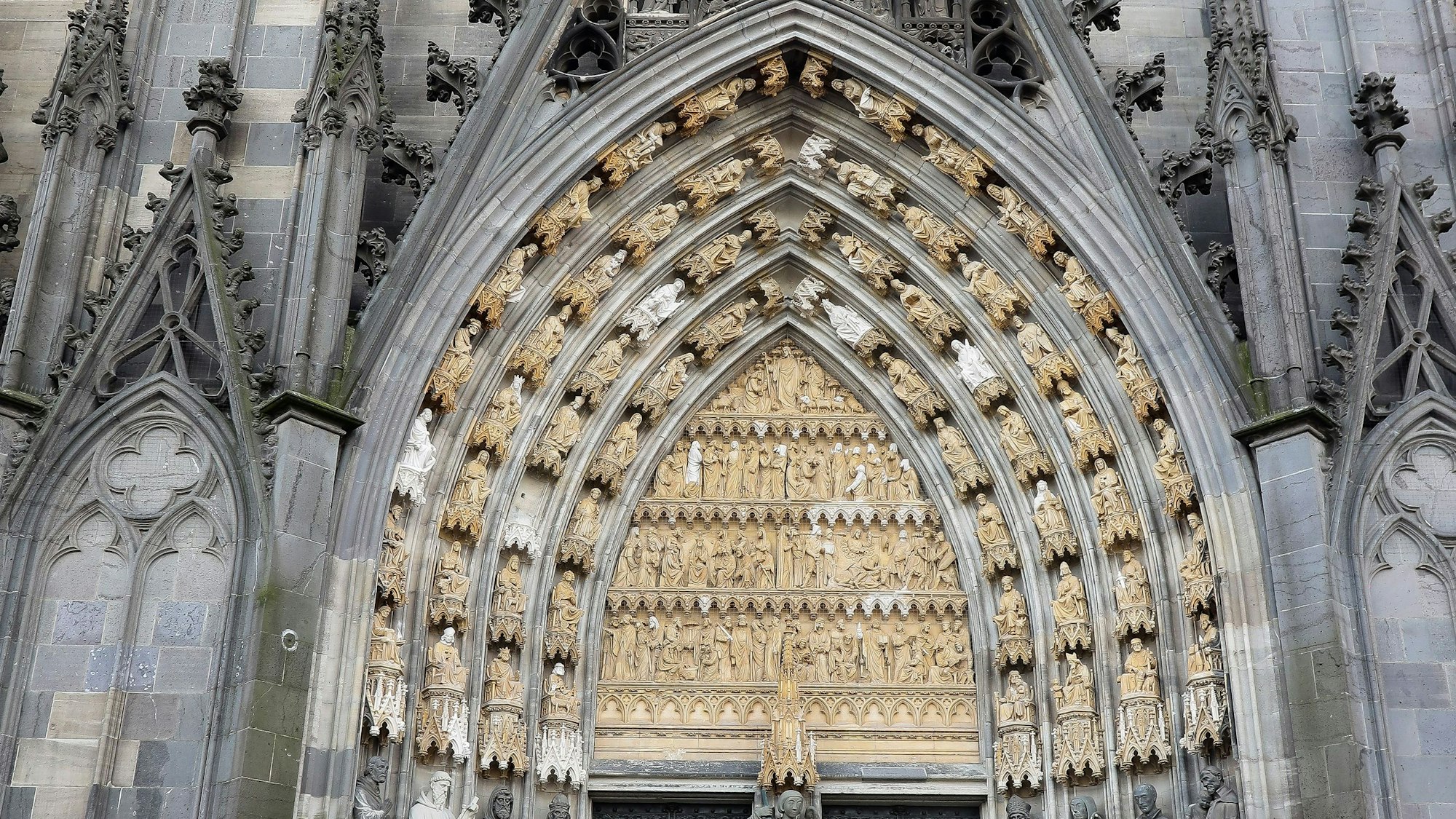 Zu sehen ist das vollständig restaurierte Michaelsportal des Kölner Doms.