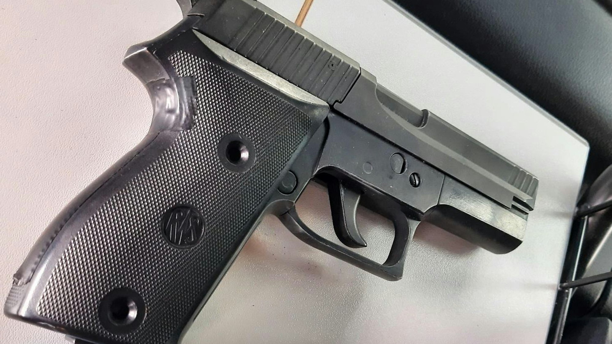 Das Bild zeigt eine beschlagnahmte CO₂-Pistole ohne amtliche Kennzeichnung.