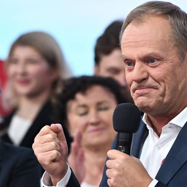Donald Tusk, ehemaliger polnischer Ministerpräsident und Oppositionsführer, spricht zu Anhängern in der Parteizentrale seiner Partei. Nach der Parlamentswahl in Polen bleiben die Nationalkonservativen laut Prognosen stärkste politische Kraft - jedoch könnten drei Oppositionsparteien die neue Regierung bilden.