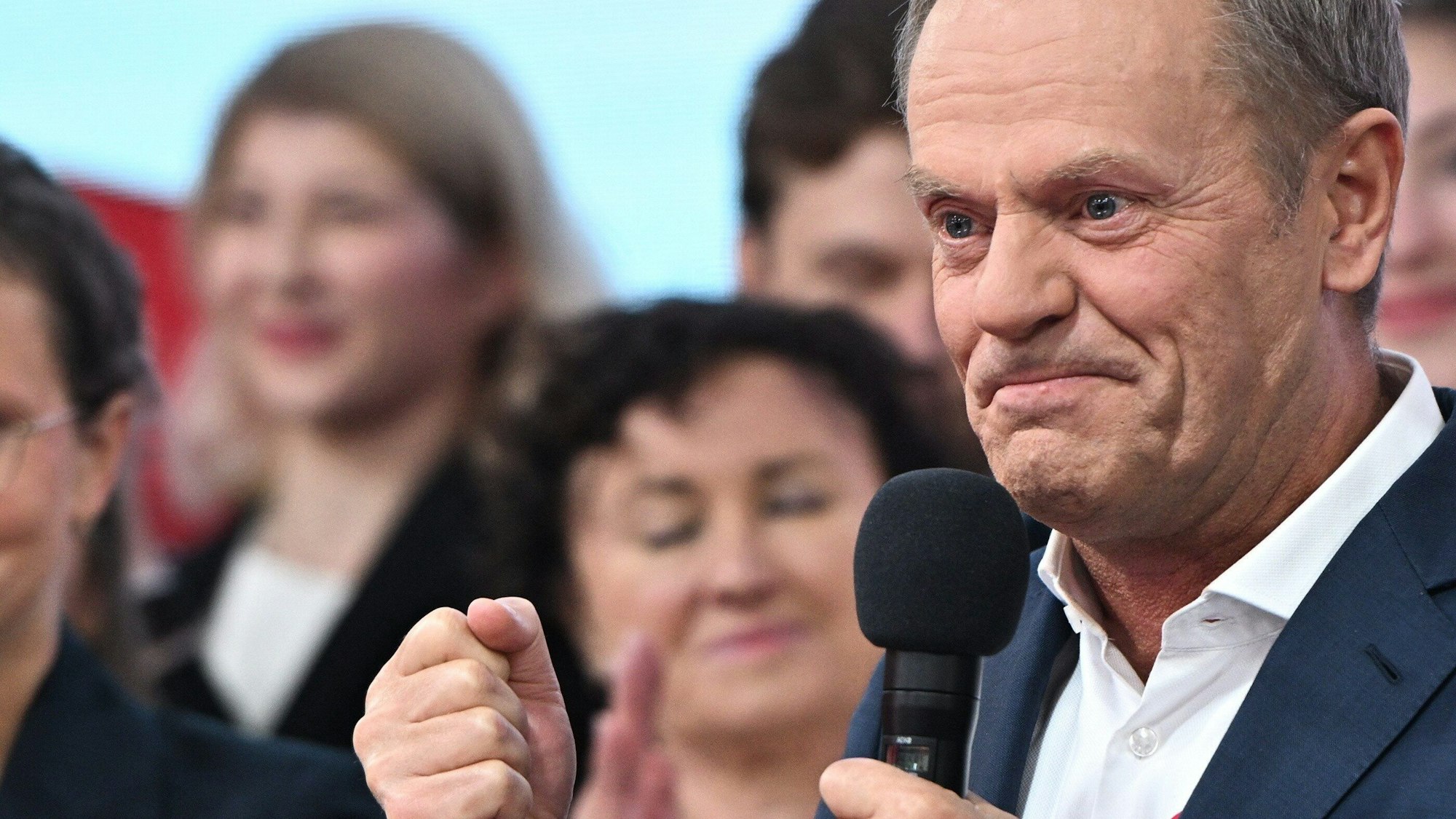 Donald Tusk, ehemaliger polnischer Ministerpräsident und Oppositionsführer, spricht zu Anhängern in der Parteizentrale seiner Partei. Nach der Parlamentswahl in Polen bleiben die Nationalkonservativen laut Prognosen stärkste politische Kraft - jedoch könnten drei Oppositionsparteien die neue Regierung bilden.