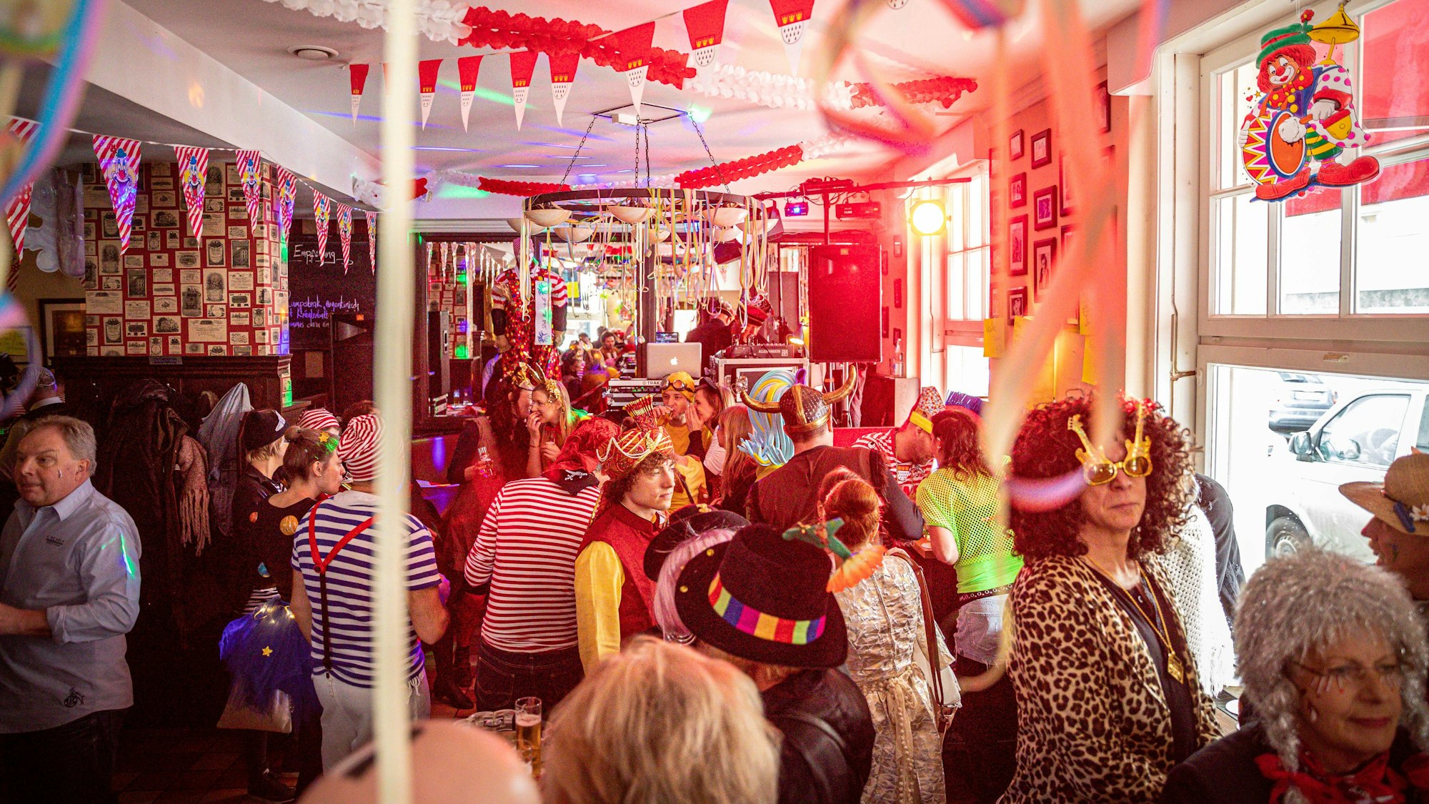 Im Innenraum von Haus Tutt stehen die Leute auf der Tanzfläche.