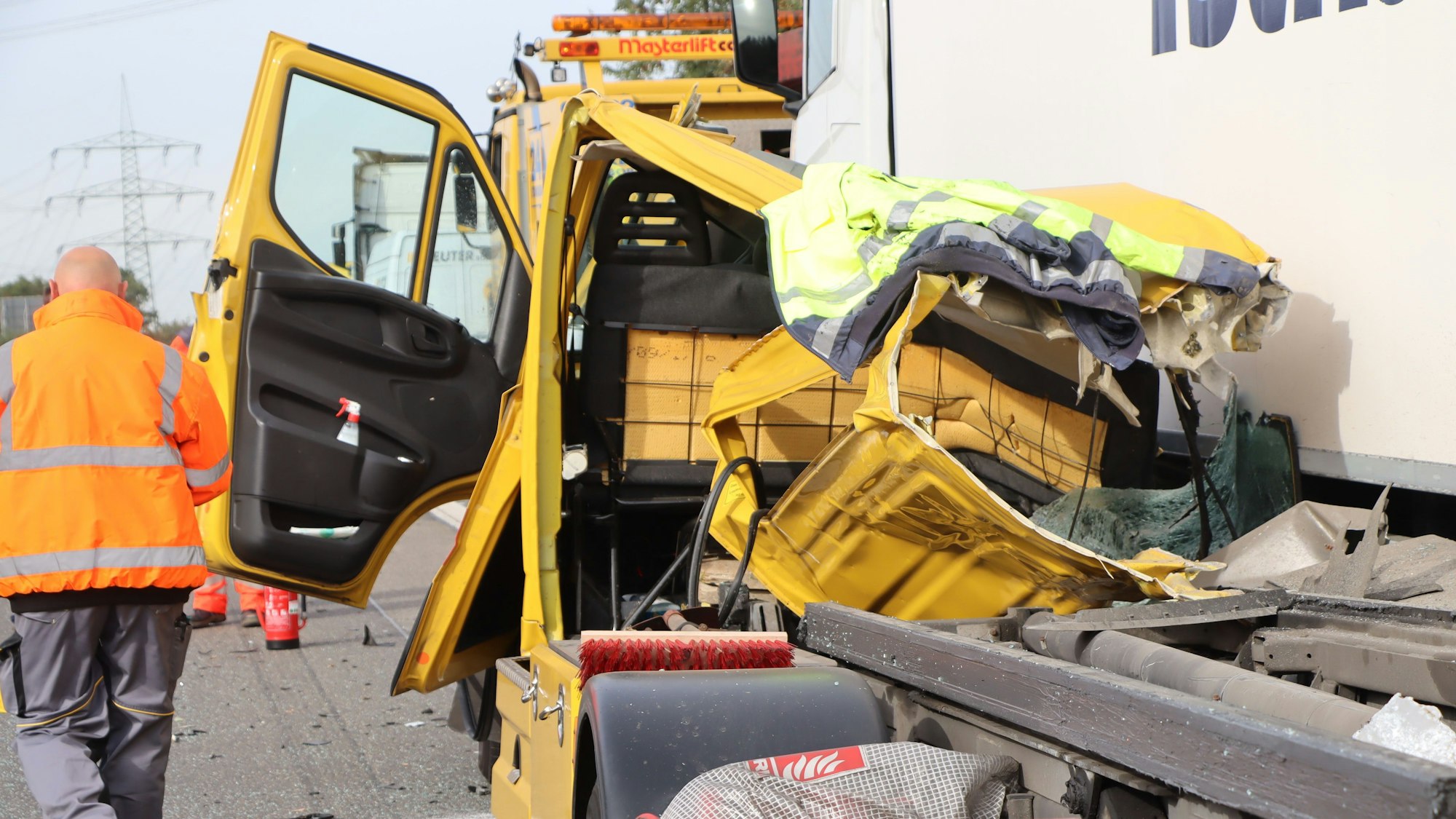 Ein gelber Wagen hängt halb in einem Lkw. Die Fahrer-Kabine ist zerdrückt, die Ladefläche abgerissen.