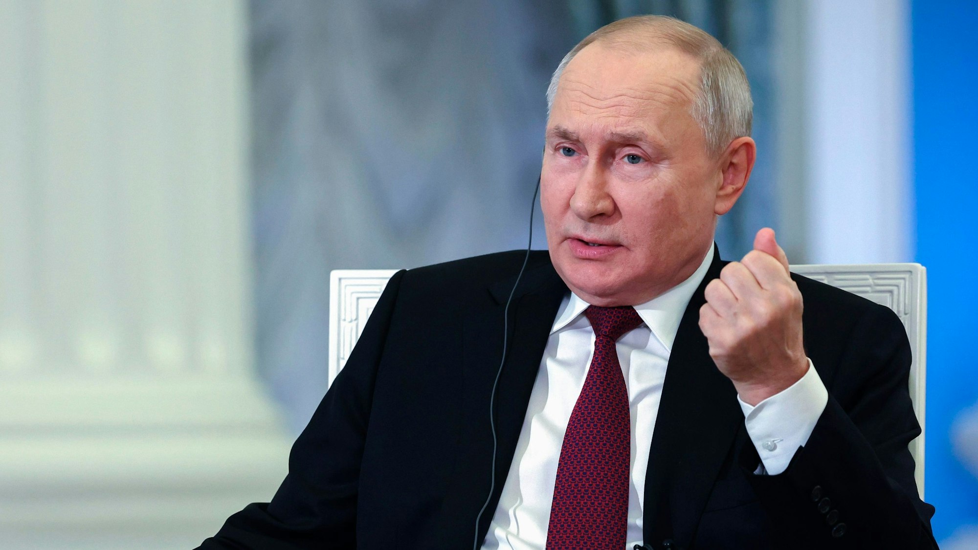 Wladimir Putin im Gespräch mit der „China Media Group“ am Montagmorgen. Zuvor hat der Kremlchef am Sonntag auch dem bekannten Propadagandisten Pawel Zarubin ein Interview gegeben.