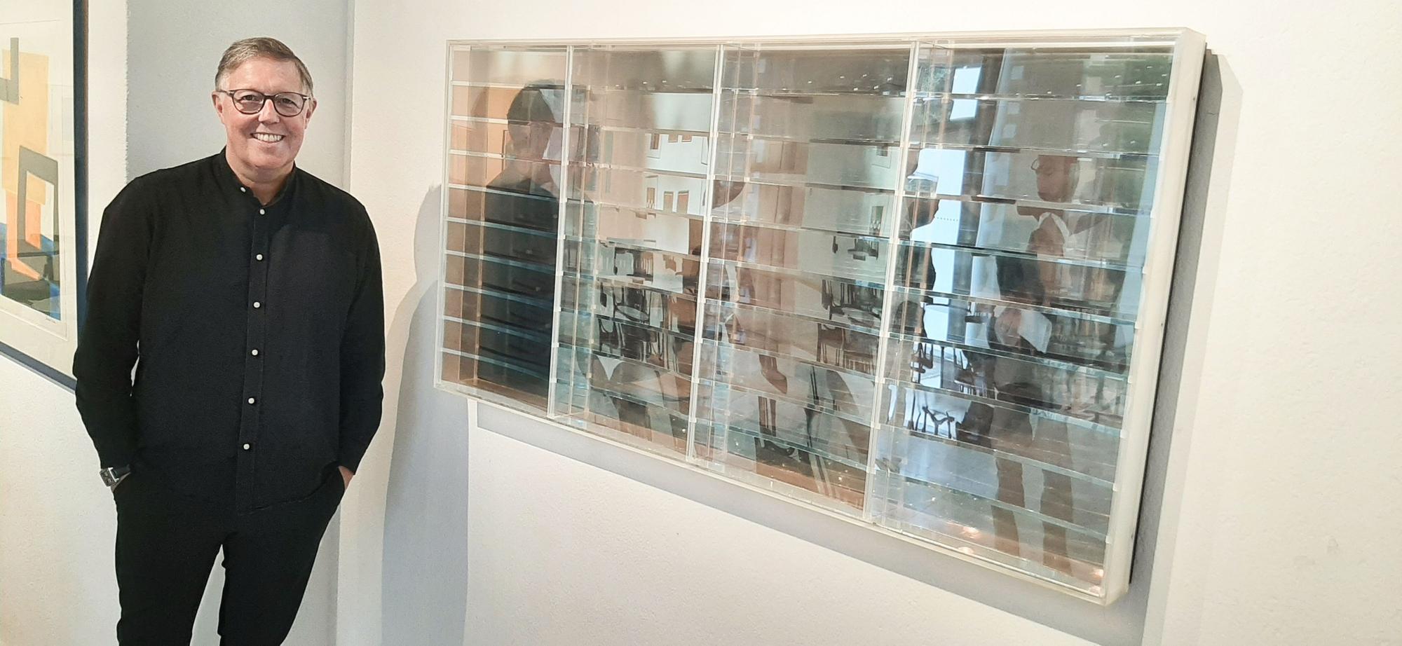 Thomas Helfrich, Leiter der Bayer-Kultur, steht neben einer Arbeit des Krefelder Künstlers Adolf Luther, die demnächst bei der Versteigerung von Werken aus der Sammlung Bayer zugunsten des Hospizes Pallilev im Erholungshaus angeboten wird.