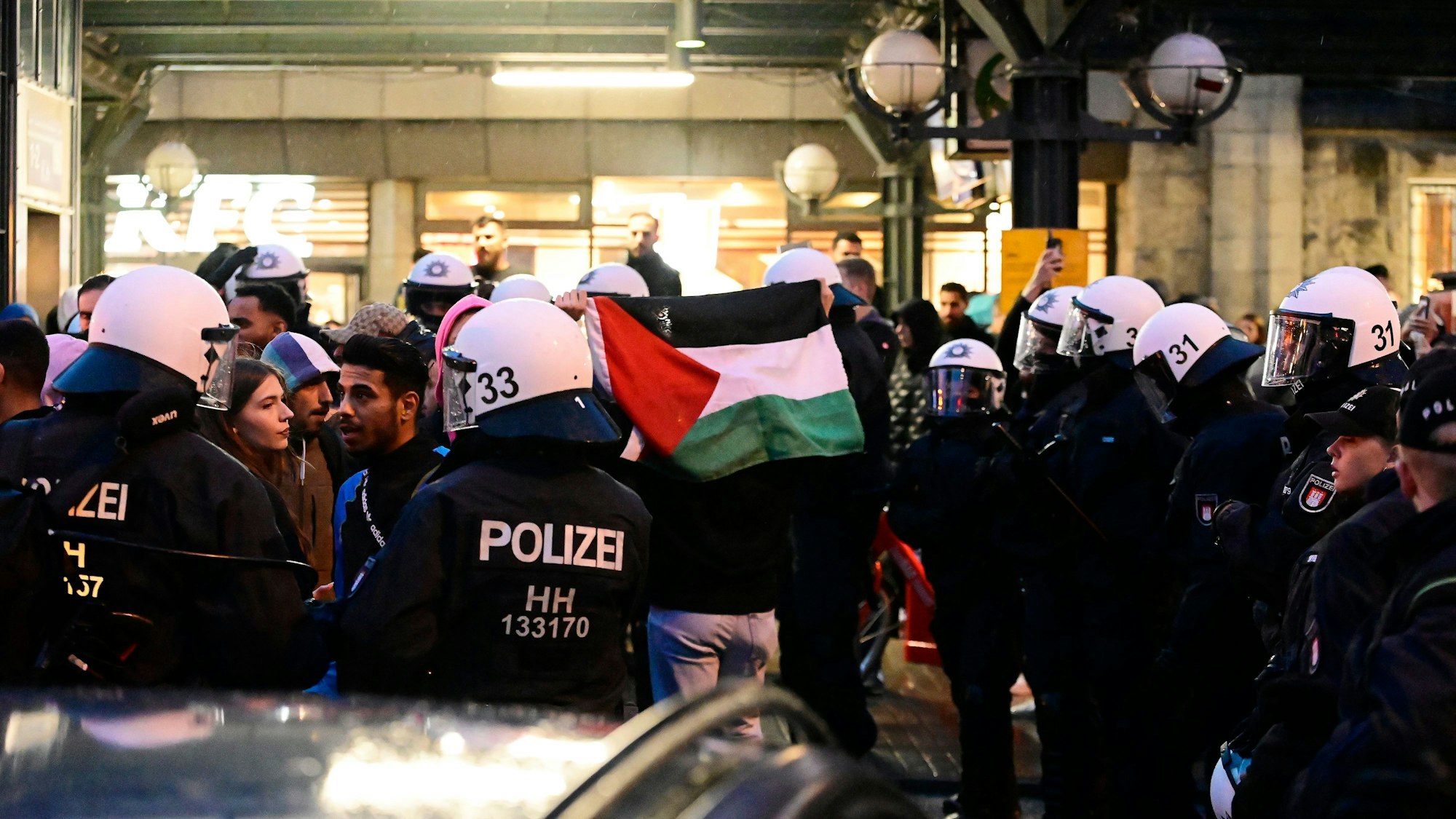Teilnehmer einer pro-palästinensischen Kundgebung vor dem Hauptbahnhof tragen palästinensische Flaggen. Trotz Verbots der Veranstaltung versammelte sich eine Gruppe von Demonstranten, die Polizei reagierte mit Festnahmen. Nach dem Terrorangriff der Hamas auf Israel kam es deutschlandweit zu zahlreichen Reaktionen.