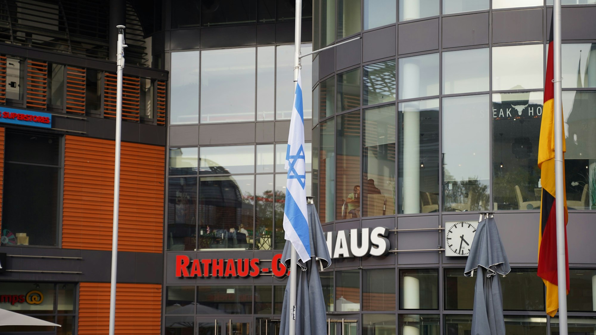 Leverkusen, 16. Oktober 2023: Die nun dritte Israel-Flagge hängt vor dem Rathaus in Leverkusen