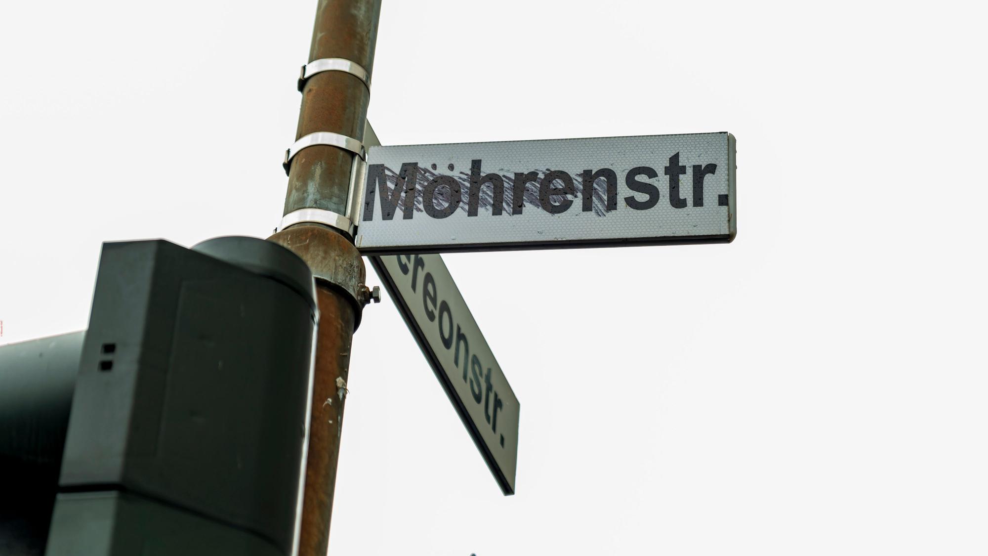 Mittwoch 08.07.2020 Köln
In Köln wird diskutiert die Mohrenstraße umzubenennen. Kritiker unterstellen dem Straßennamen einen rassistischen Hintergrund. Die Mohrenstraße ist eine Wohn- und Geschäftsstraße in der Kölner Innenstadt.
Wetter Sommer Regen Straße Häuser Straßenschild Möhrenstraße.
Aufgenommen am: 08.07.2020
Foto: Alexander Roll (Staff)