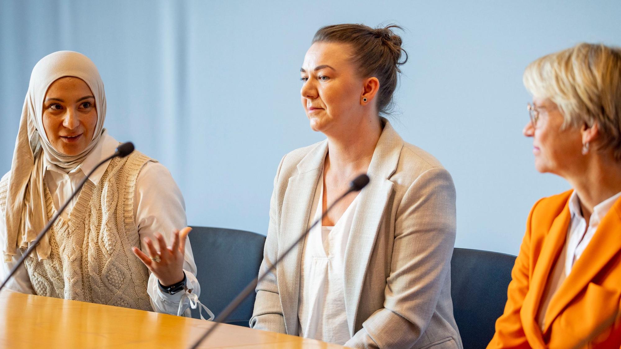 16.10.2023, Nordrhein-Westfalen, Düsseldorf: Schulministerin Dorothee Feller (r) spricht bei einer Pressekonferenz zur Verbesserung der Unterrichtsversorgung mit den Alltagshelferinnen Kübra Kacar (l) und Yvonne Dominas aus Gelsenkirchen-Schalke. Foto: Christoph Reichwein/dpa +++ dpa-Bildfunk +++