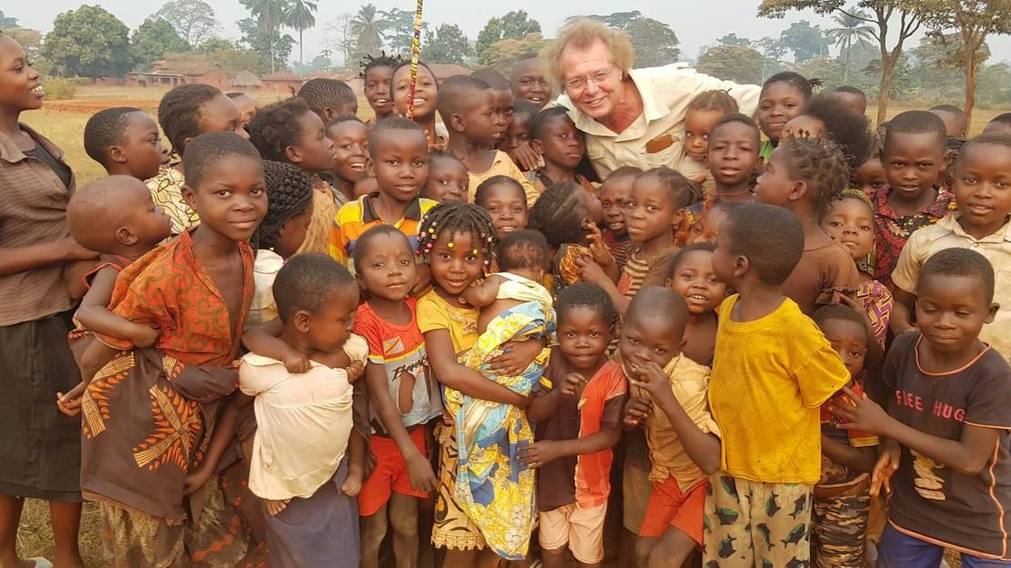Drei Dutzend Kinder drängen sich in einem kongolesischen Dorf um Manfred Janz aus Hennef.