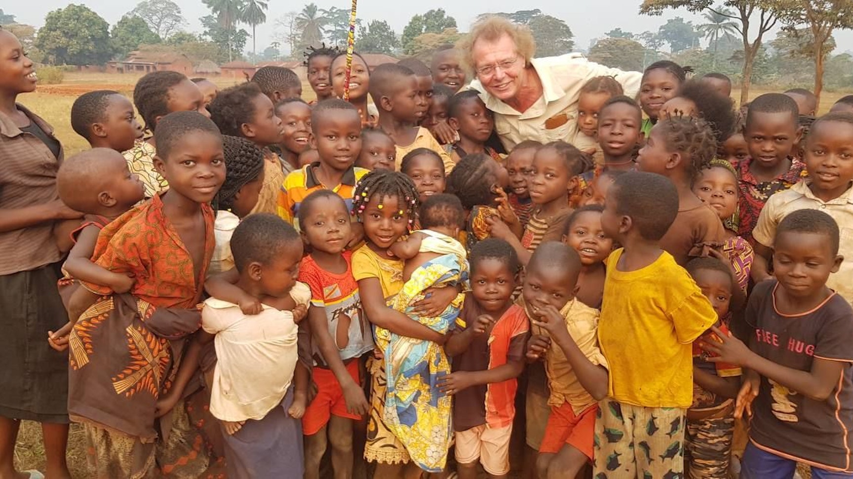 Drei Dutzend Kinder drängen sich in einem kongolesischen Dorf um Manfred Janz aus Hennef.