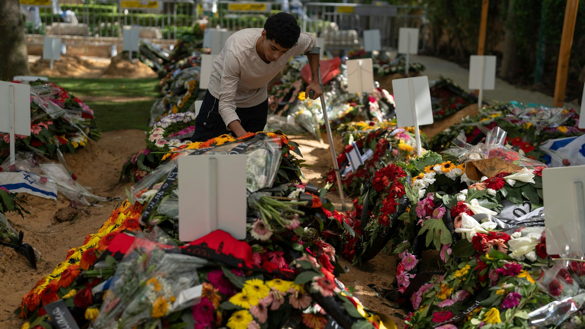 Ein israelischer Soldat in zivil trauert am Grab seines früheren Kommandanten in Jerusalem.