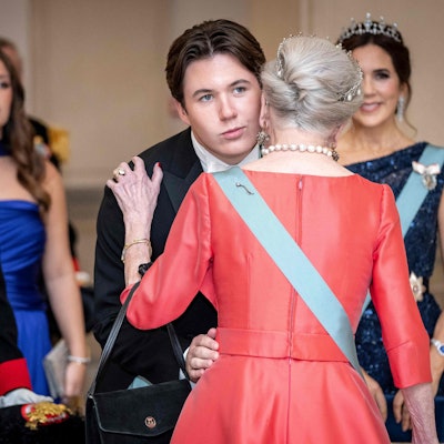 (l-r) Kronprinz Frederik von Dänemark, Prinzessin Isabella, Prinz Christian, Königin Margrethe II. von Dänemark und Kronprinzessin Mary sind am 15. Oktober 2023 im Schloss Christiansborg in Kopenhagen zu sehen, wo sie an den Feierlichkeiten anlässlich des 18. Geburtstags von Prinz Christian teilnehmen.