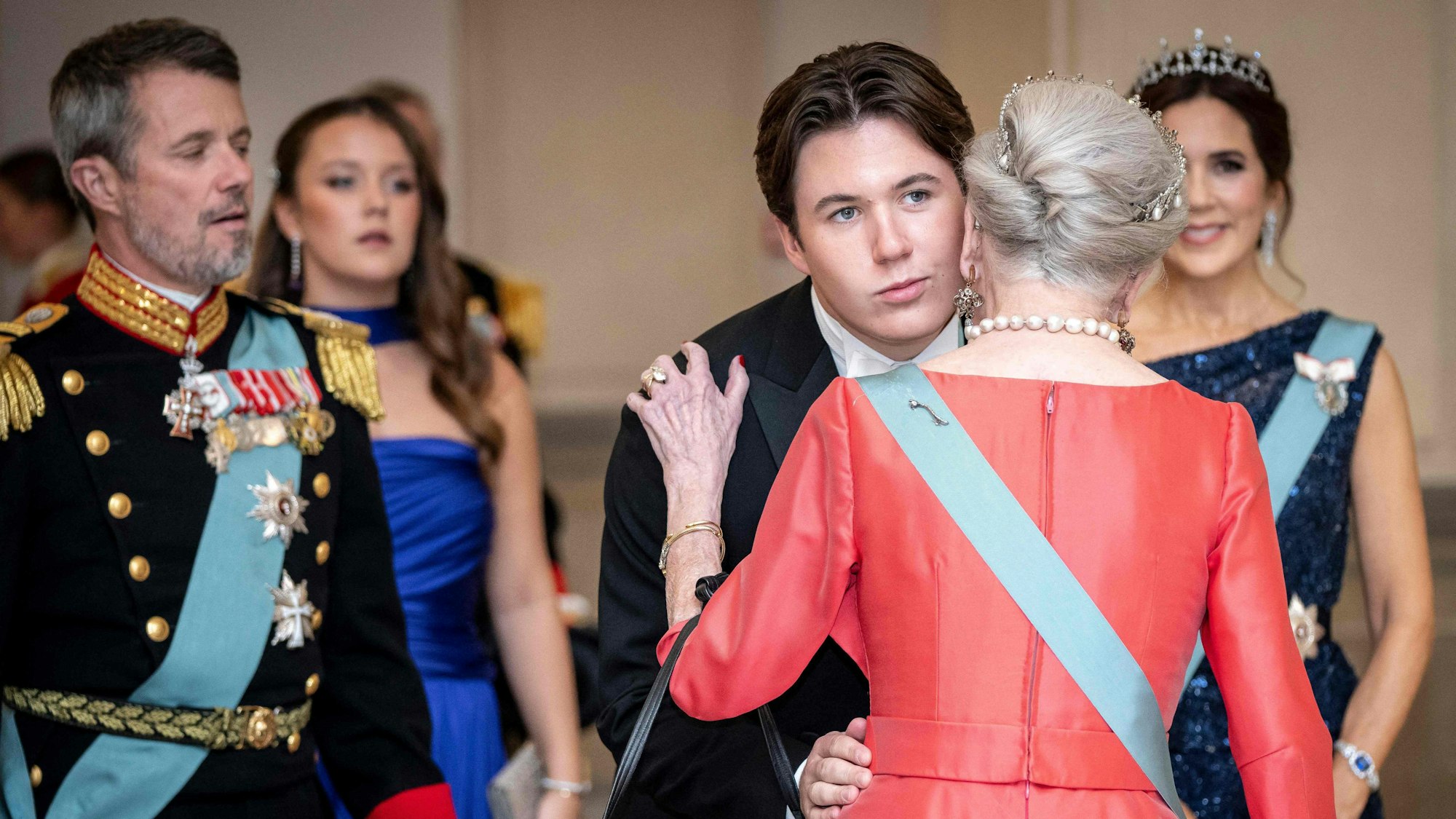 (l-r) Kronprinz Frederik von Dänemark, Prinzessin Isabella, Prinz Christian, Königin Margrethe II. von Dänemark und Kronprinzessin Mary sind am 15. Oktober 2023 im Schloss Christiansborg in Kopenhagen zu sehen, wo sie an den Feierlichkeiten anlässlich des 18. Geburtstags von Prinz Christian teilnehmen.
