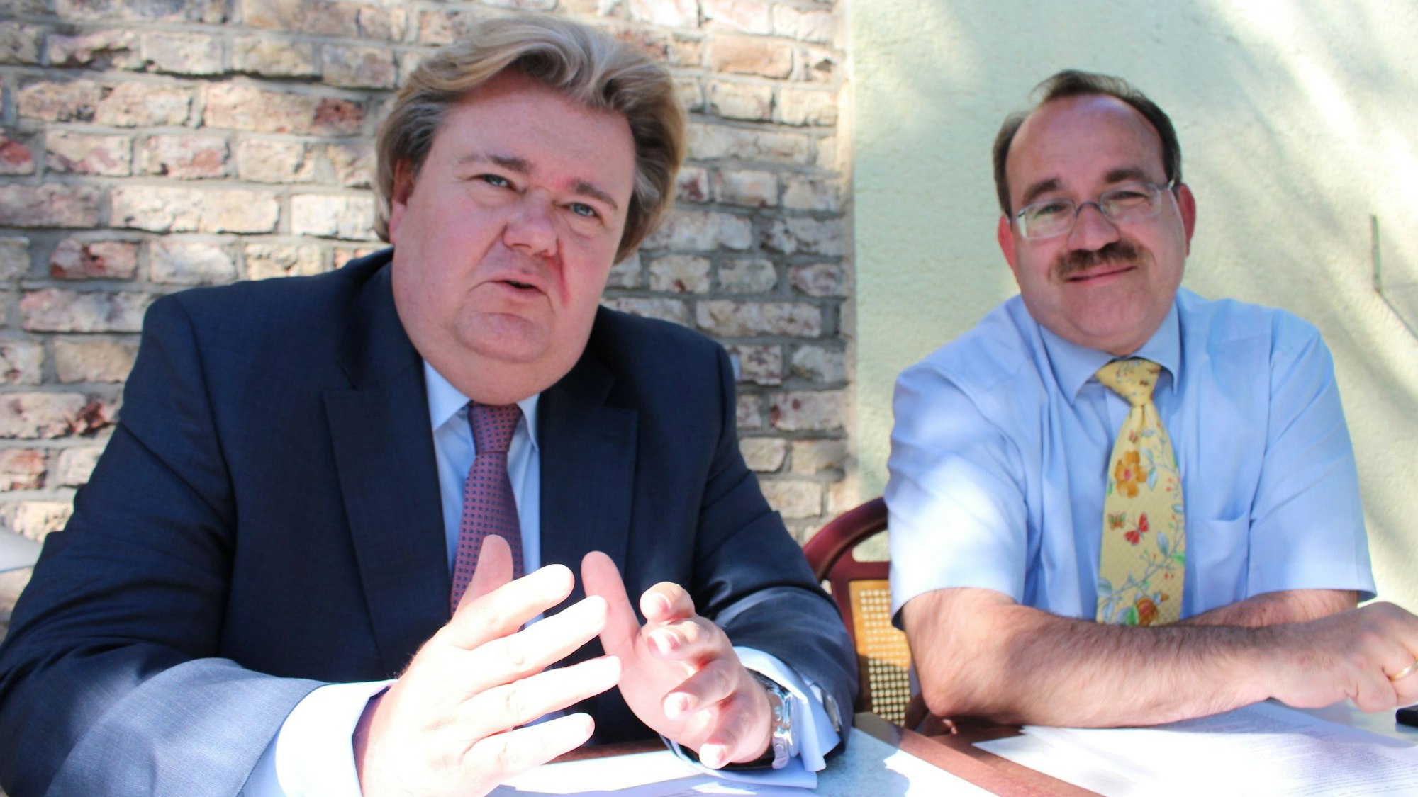 Die Landtagsabgeordneten Klaus Voussem und Dr. Ralf Nolten (beide CDU) sitzen bei einem Pressegespräch an einem Tisch.