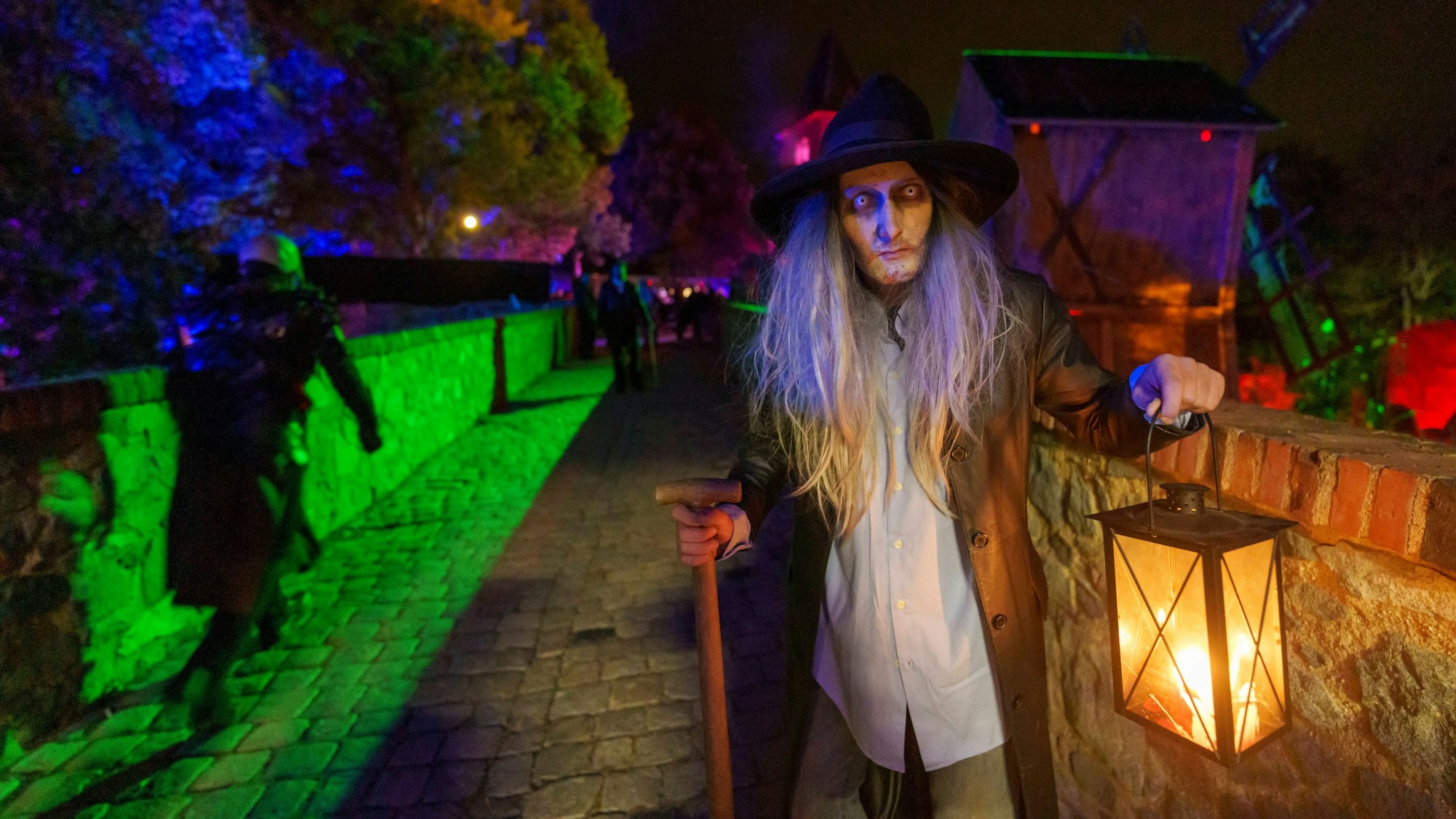 Ein Totengräber steht bei der Generalprobe zu Halloween auf Burg Frankenstein im Zugang zur Burg.