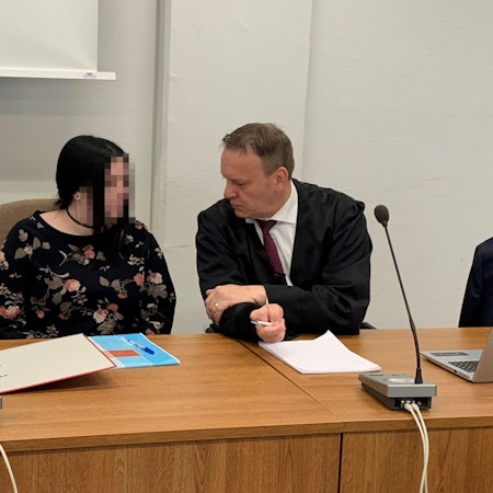 Das Bild zeigte die Angeklagte mit einem Anwalt im Gericht.