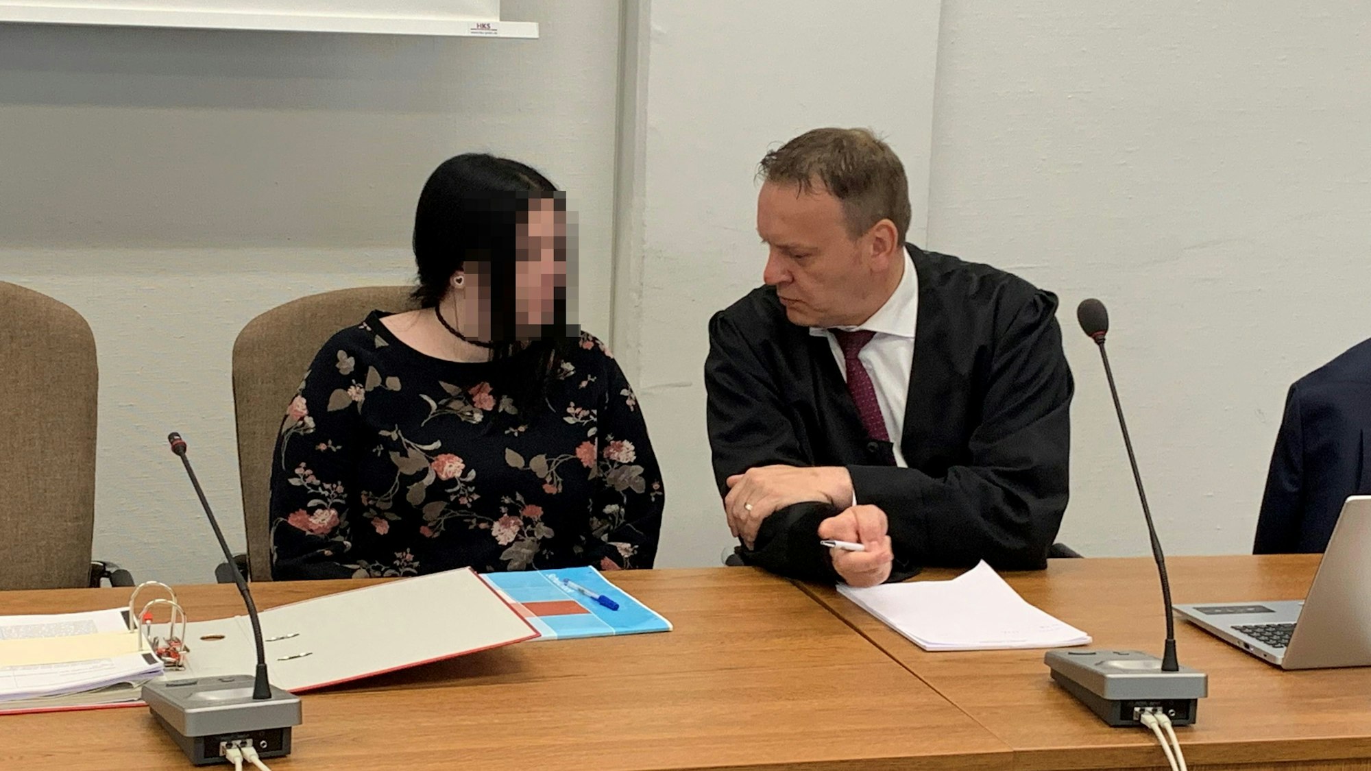 Das Bild zeigte die Angeklagte mit einem Anwalt im Gericht.