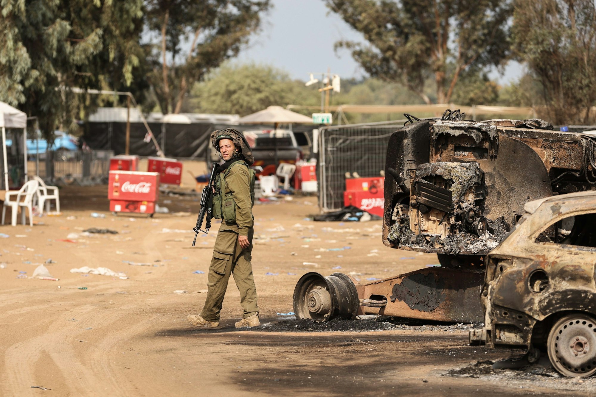 Ein israelischer Soldat steht auf dem Gelände Musikfestivals nach dem tödlichen Angriff islamistischer Hamas-Terroristen.