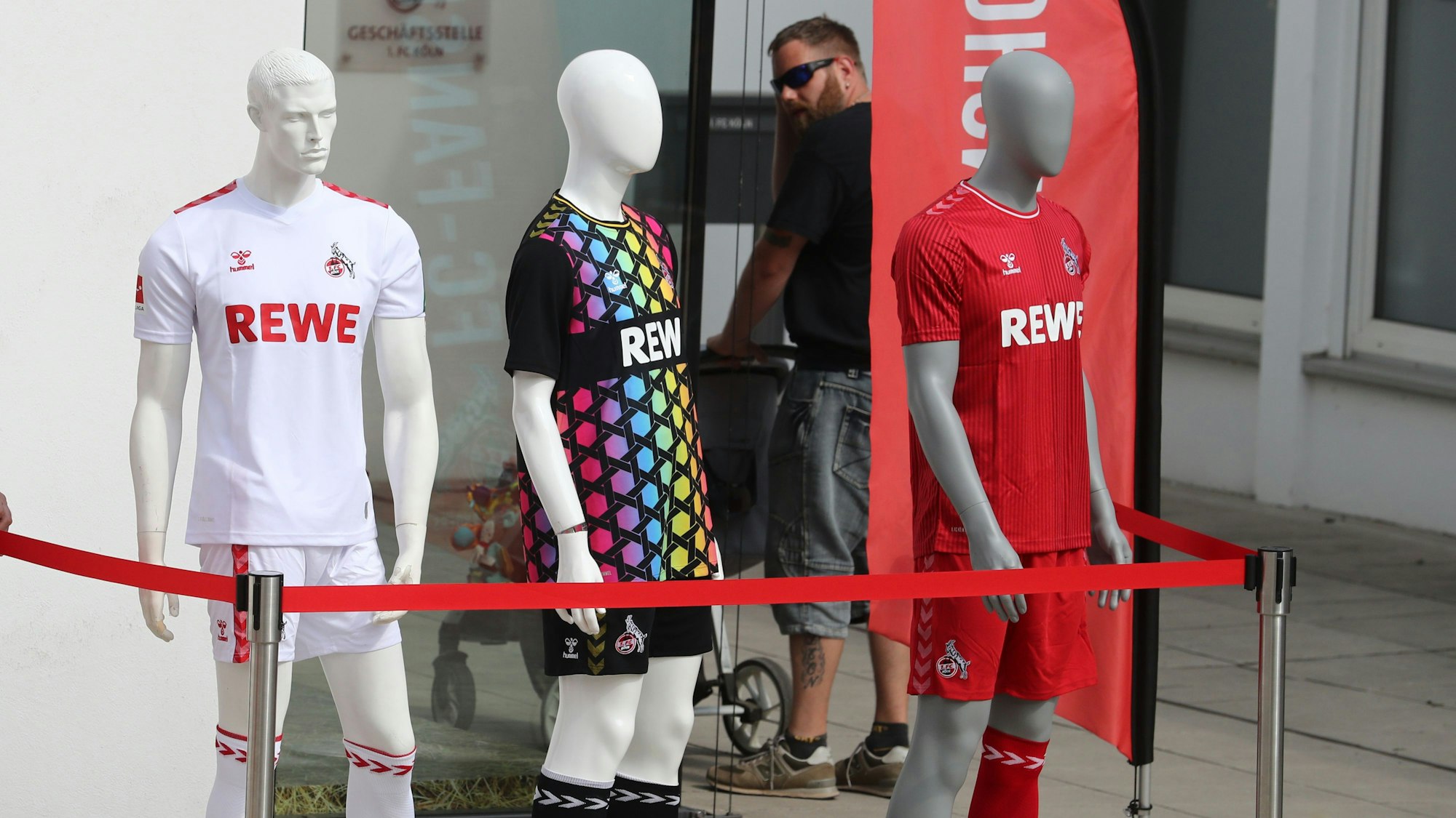 Die aktuelle Trikot-Serie der Profis des 1. FC Köln.