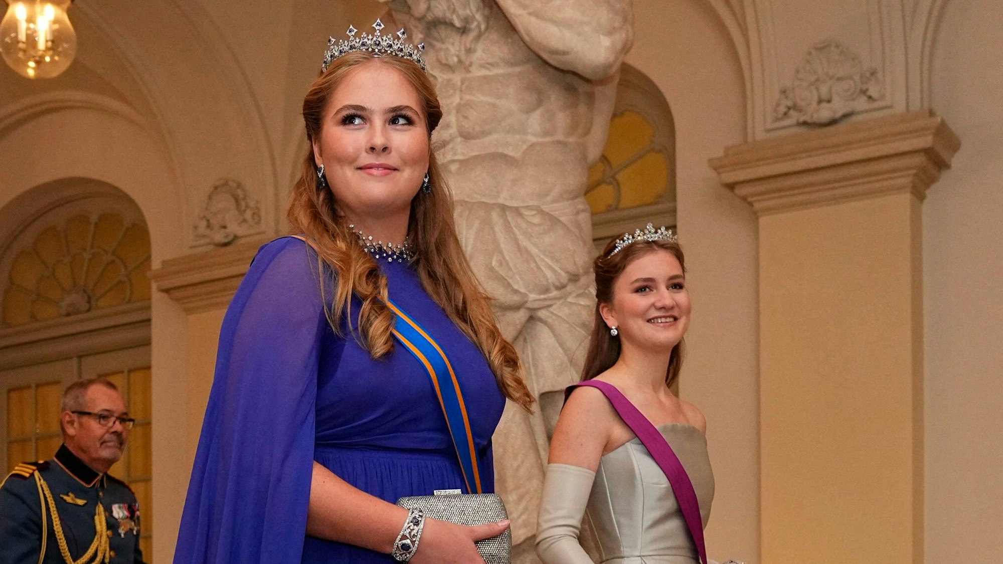 Die niederländische Kronprinzessin Amalia (Mitte) und die belgische Kronprinzessin Elisabeth (rechts) bei ihrer Ankunft zu einem Galadinner anlässlich des 18. Geburtstags von Prinz Christian auf Schloss Christiansborg in Kopenhagen.