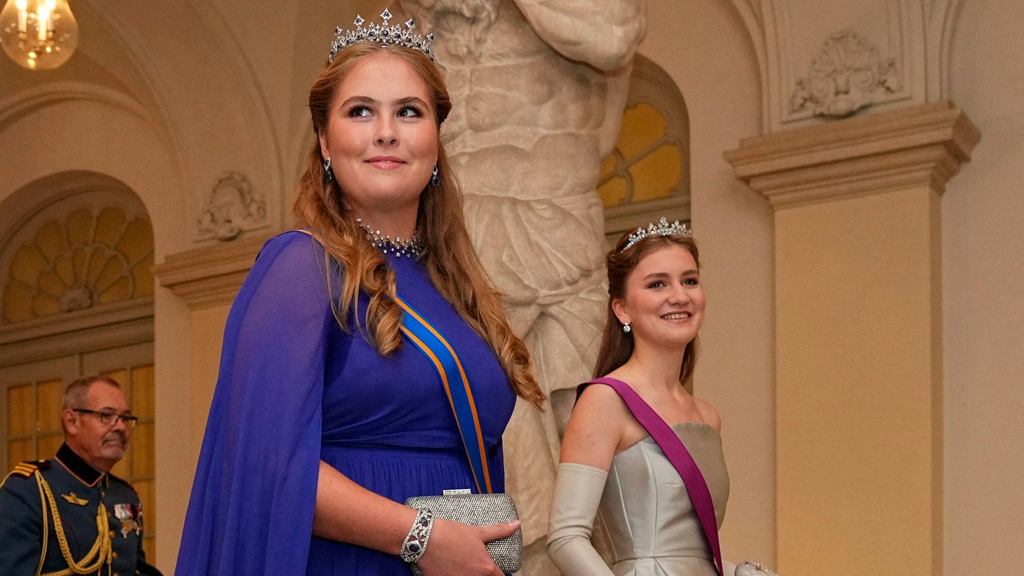 Die niederländische Kronprinzessin Amalia (Mitte) und die belgische Kronprinzessin Elisabeth (rechts) bei ihrer Ankunft zu einem Galadinner anlässlich des 18. Geburtstags von Prinz Christian auf Schloss Christiansborg in Kopenhagen.