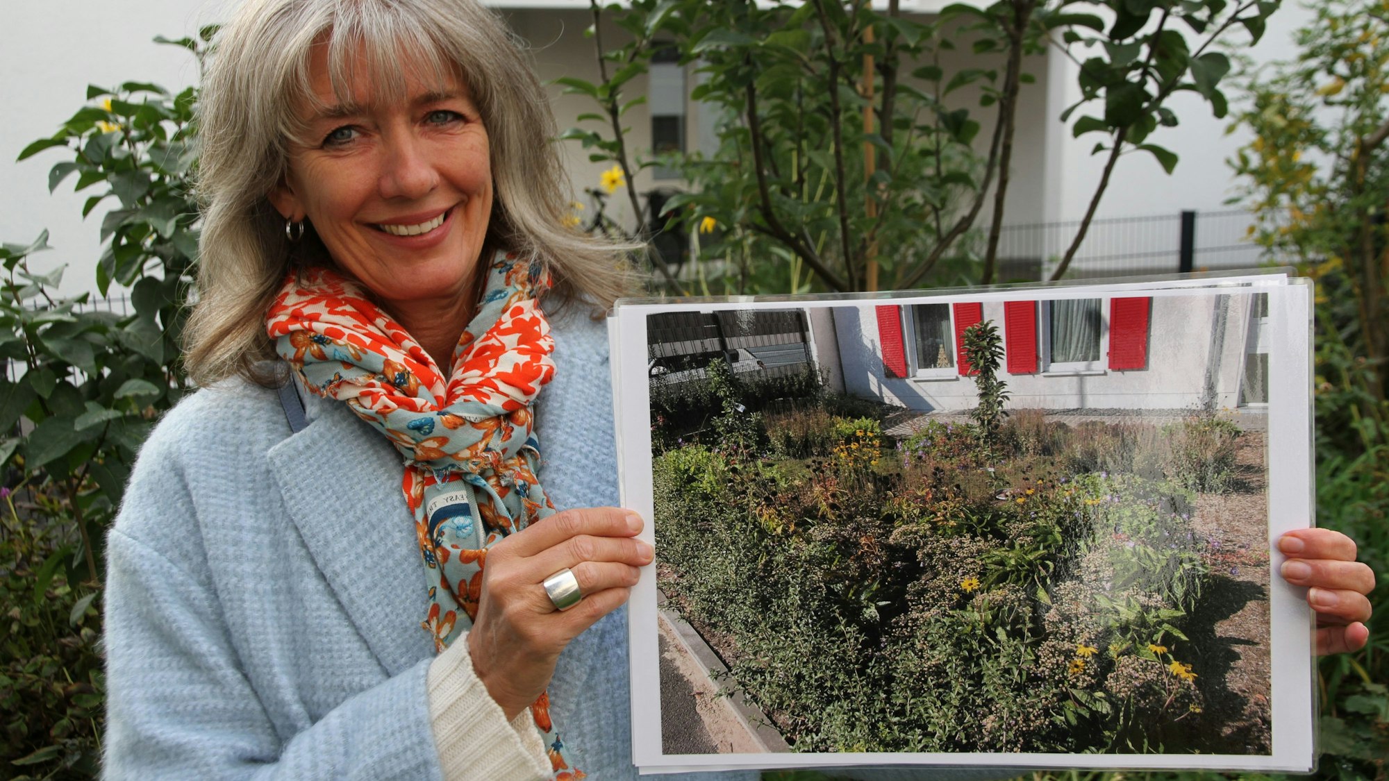 Eine Frau mit dem Foto einer Grünanlage.