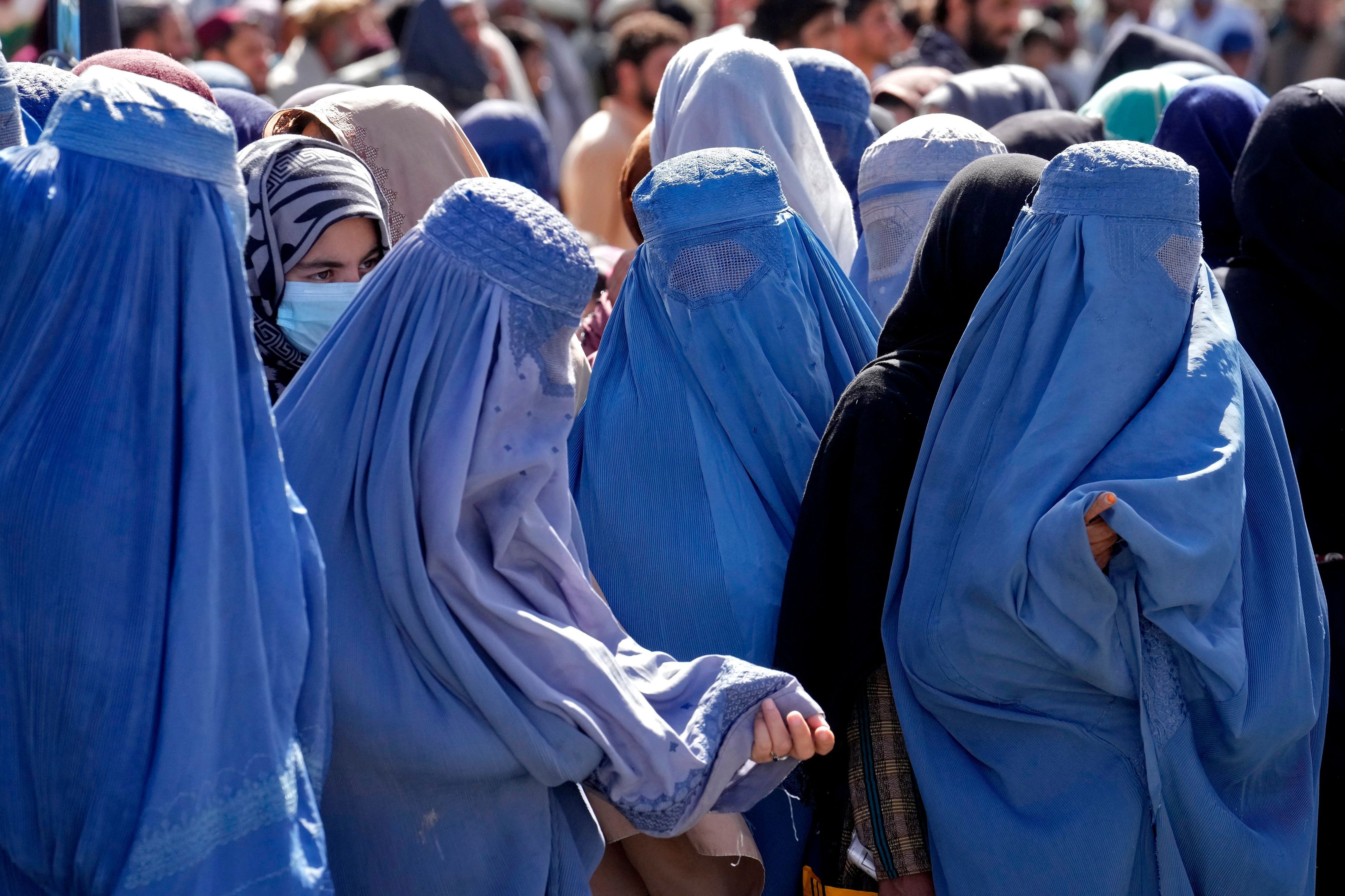 Frauen in Burkas warten auf Lebensmittelrationen, die von einer humanitären Hilfsorganisation verteilt werden. (Archivbild)