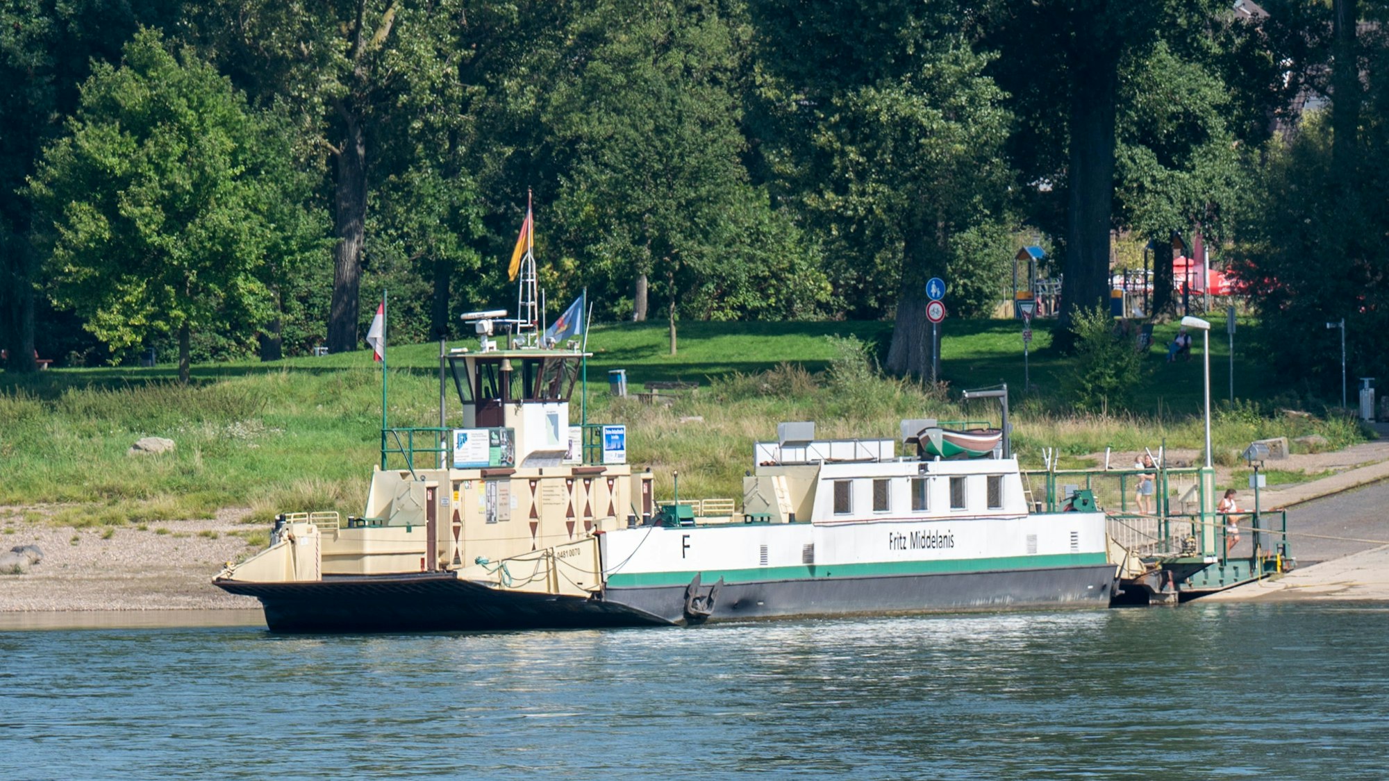 Die Rheinfähre liegt am rechtsrheinischen Ufer.