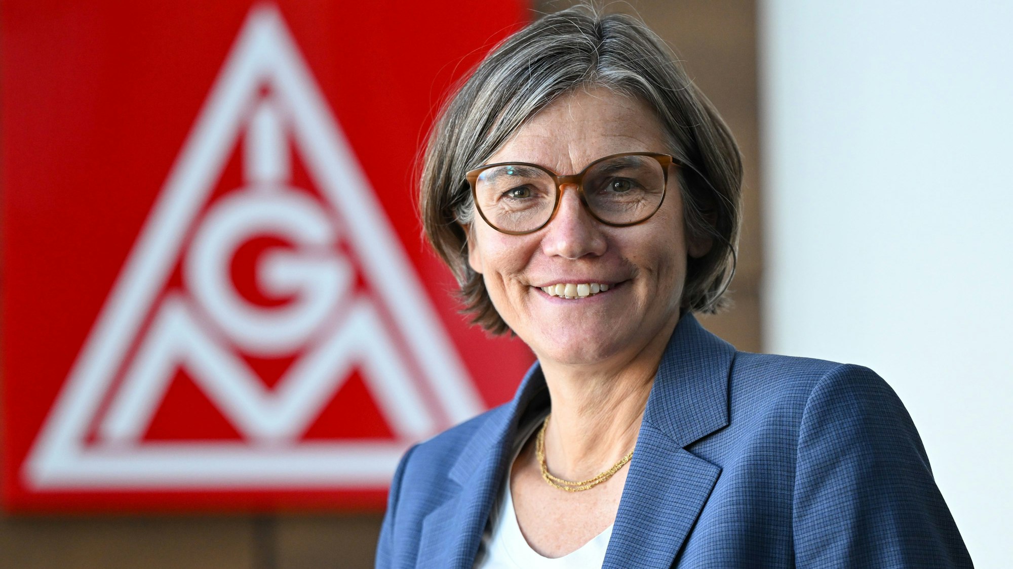 Christiane Benner, designierte Erste Vorsitzende der IG Metall, steht im Vorstandsgebäude vor dem Logo der Industriegewerkschaft. Die studierte Soziologin soll Ende Oktober auf dem Gewerkschaftstag als erste Frau an die Spitze der größten Gewerkschaft Deutschlands gewählt werden.