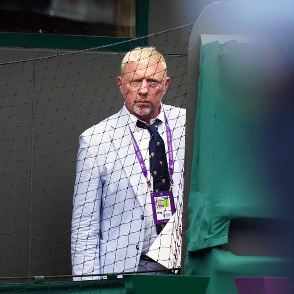 Boris Becker schaut in Wimbledon um die Ecke.