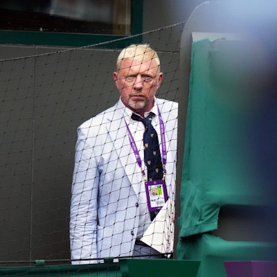 Boris Becker schaut in Wimbledon um die Ecke.