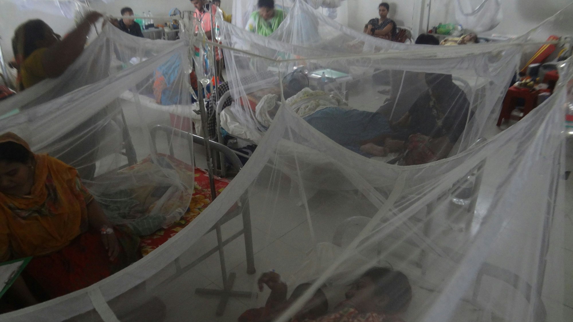 ARCHIV - 17.09.2023, Bangladesch, Dhaka: In der Dengue-Fieber-Station des Shaheed Suhrawardy Medical College & Hospital in Dhaka werden Menschen mit Dengue-Fieber-Symptomen behandelt.
In einigen Krankenhäusern im Land Bangladesch werden vor allem Menschen behandelt, die an Dengue-Fieber erkrankt sind. (zu dpa: «Krank nach einem Mückenstich») Foto: Md Mehedi Hasan/ZUMA Press Wire/dpa - Honorarfrei nur für Bezieher des Dienstes dpa-Nachrichten für Kinder +++ dpa-Nachrichten für Kinder +++