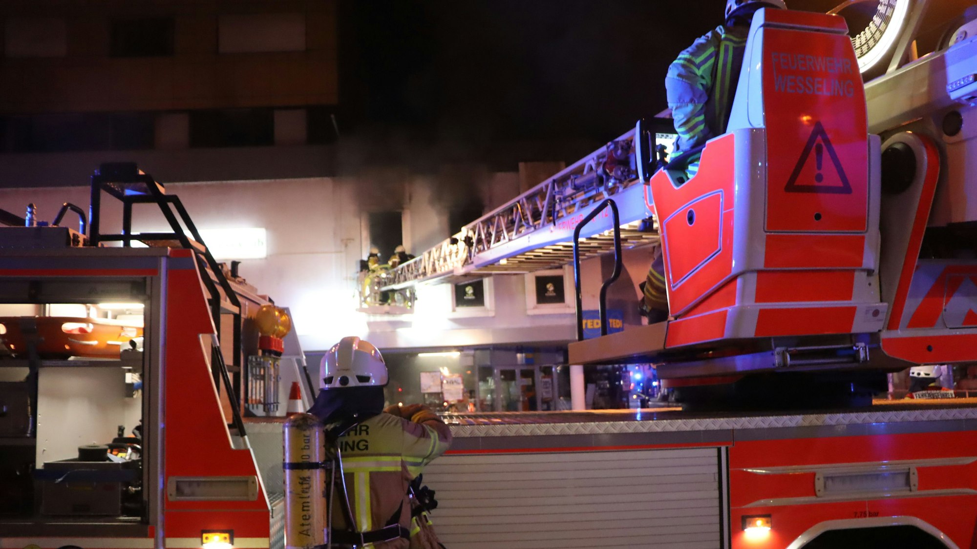 Über die Drehleiter öffneten Feuerwehrleute die Fenster im brennenden Fitnessraum.