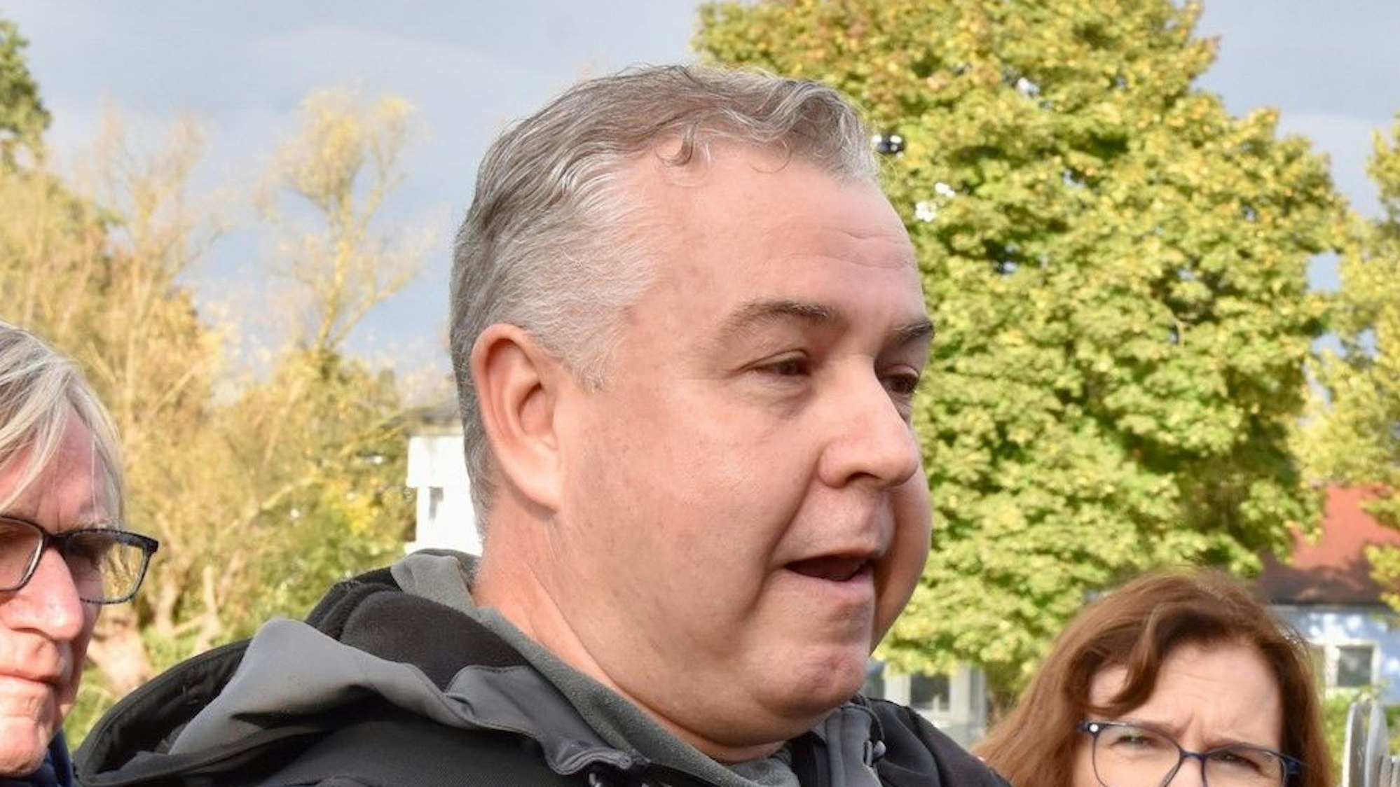 Klaus Weiser vom Fischzuchtverein erläutert das Lachsprogramm.