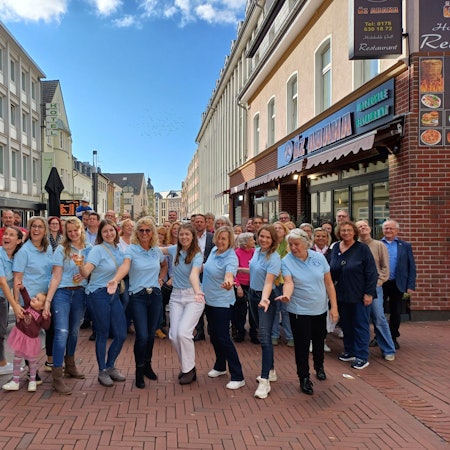 Die Mitglieder der ersten Leverkusener Damengarde trugen zur Gründungsfeier die Farben ihres Vereins: hell- und dunkelblau.
