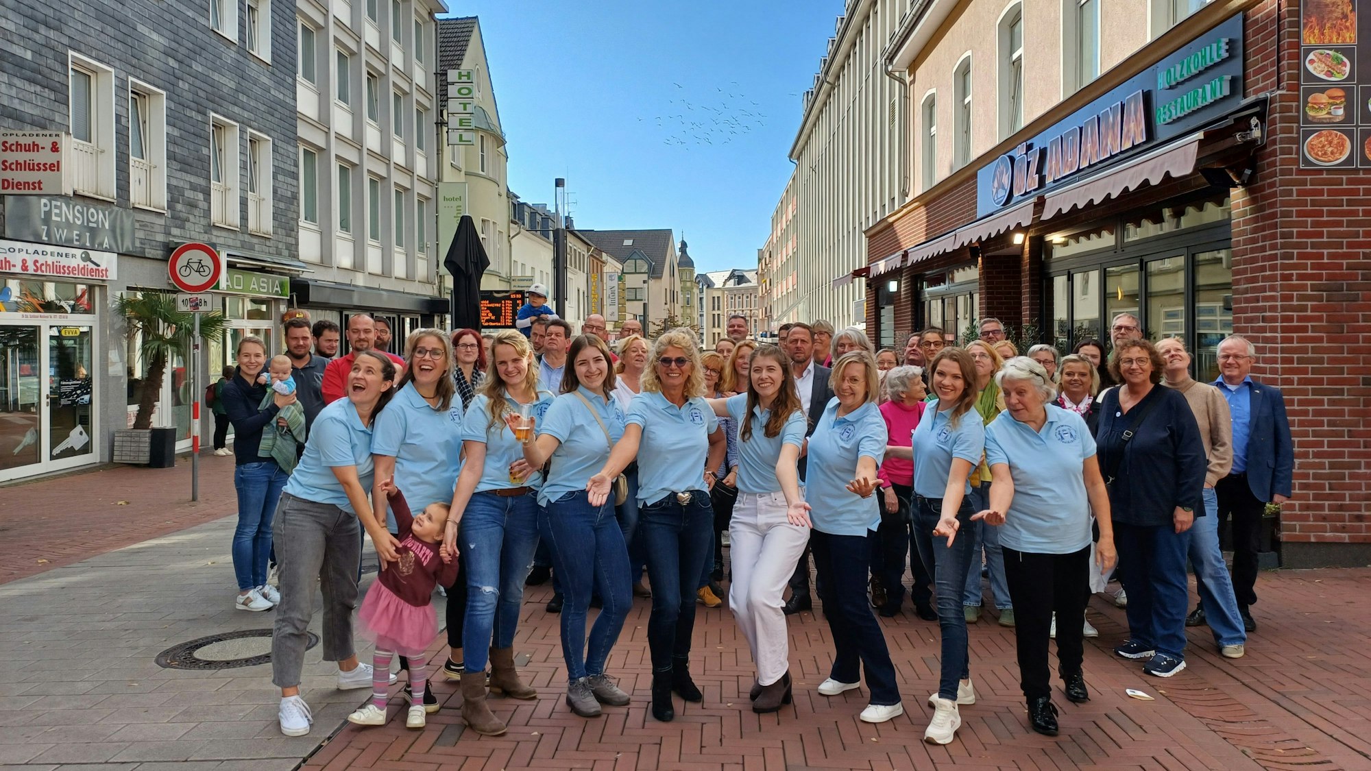 Die Mitglieder der ersten Leverkusener Damengarde trugen zur Gründungsfeier die Farben ihres Vereins: hell- und dunkelblau.
