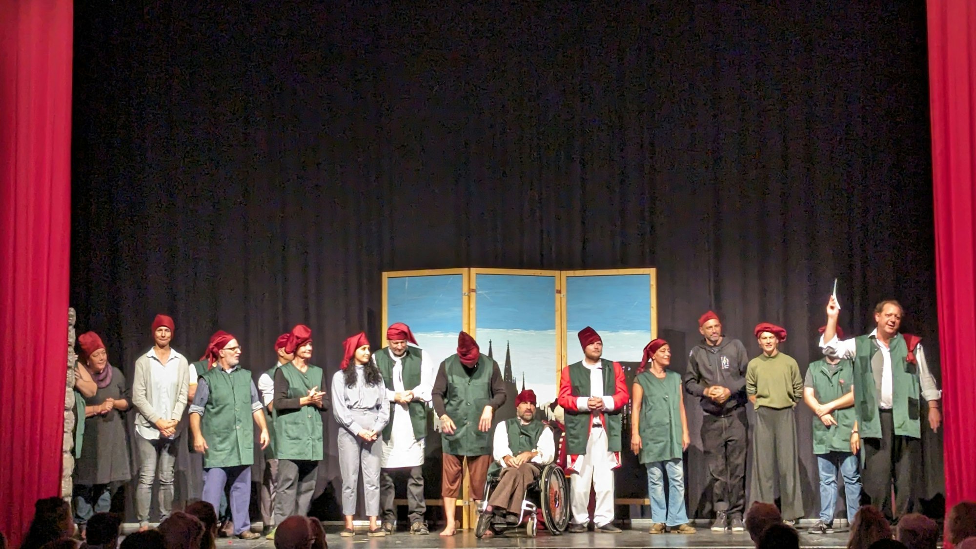 Die Geschichtshaus-Mitwirkenden in der Schlussnummer als Kölner Heinzelmännchen.