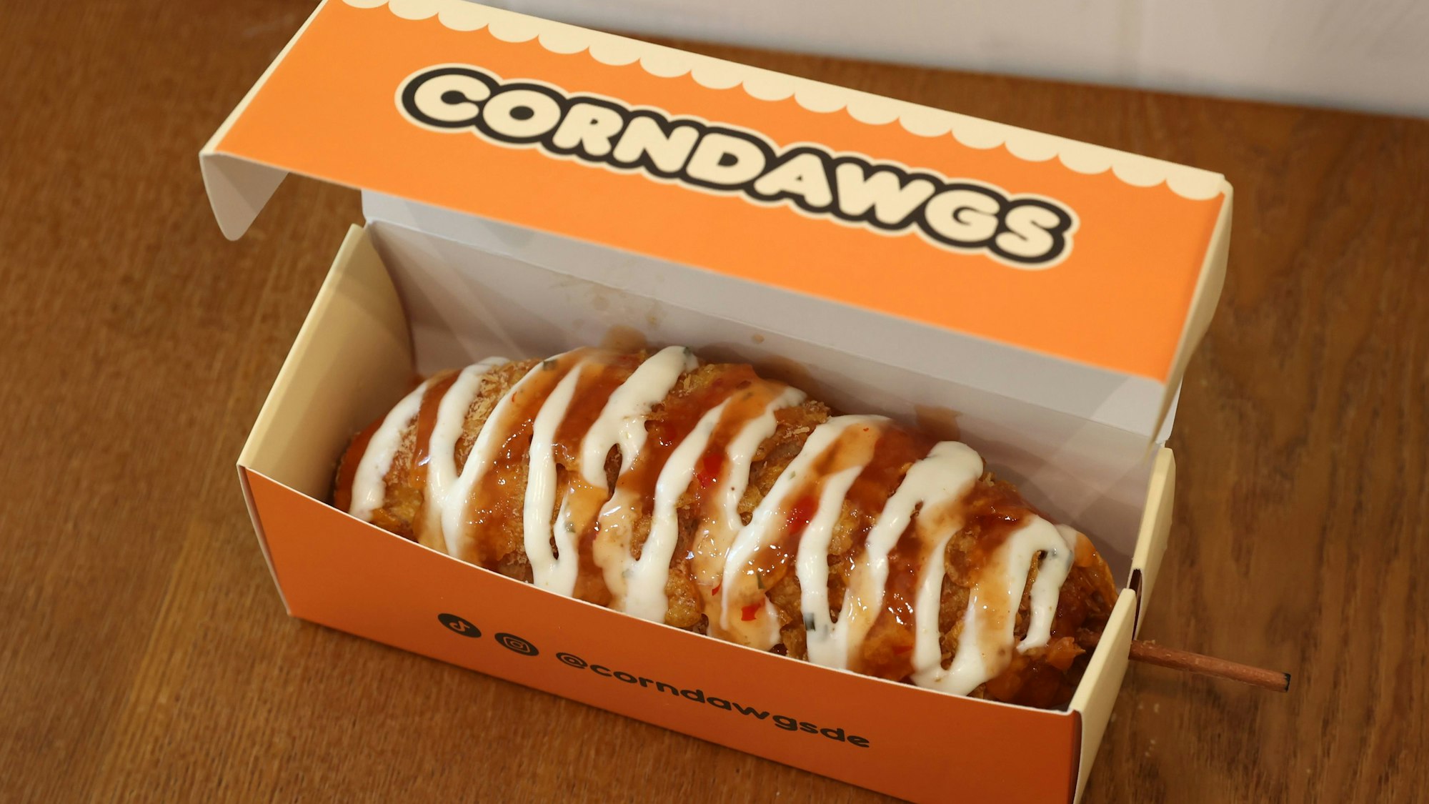 Ein Corndog in einer Schachtel.