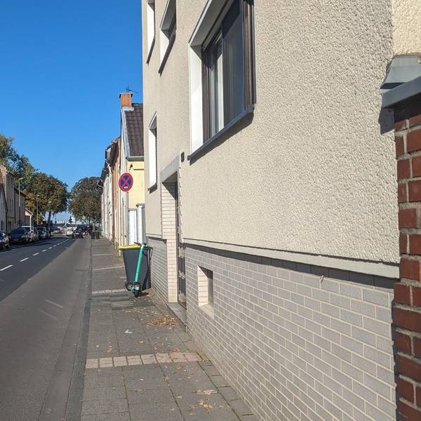 In dieser Straße soll die Kölner Ärztin festgehalten worden sein. Die Wohnung selbst ist nicht im Bild.