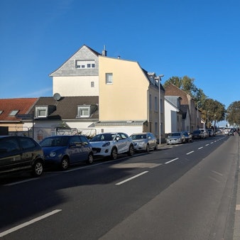 In dieser Straße soll die Kölner Ärztin festgehalten worden sein. Die Wohnung selbst ist nicht im Bild.